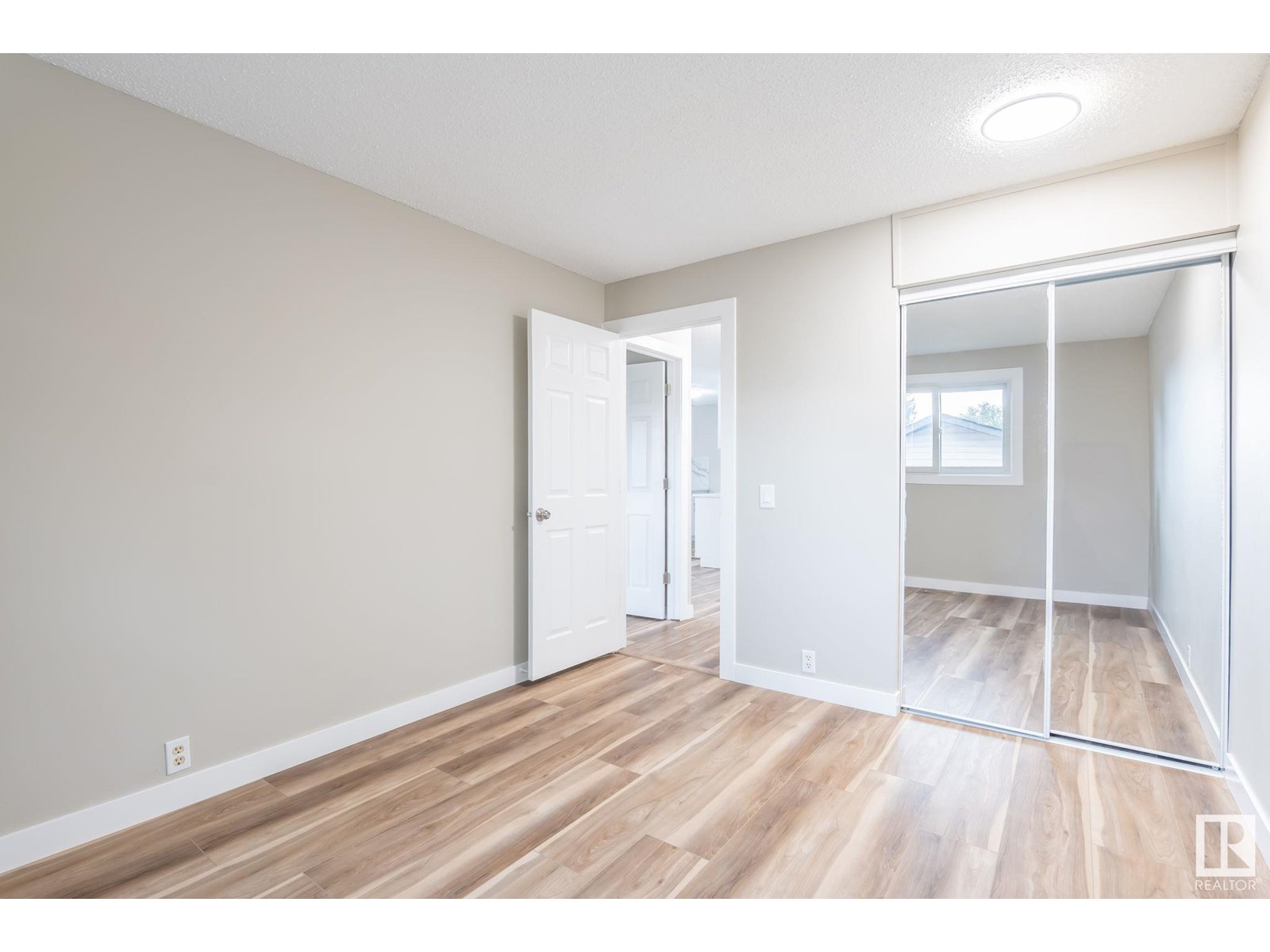 Photo 10 of 3708 12 Av Nw, Edmonton AB