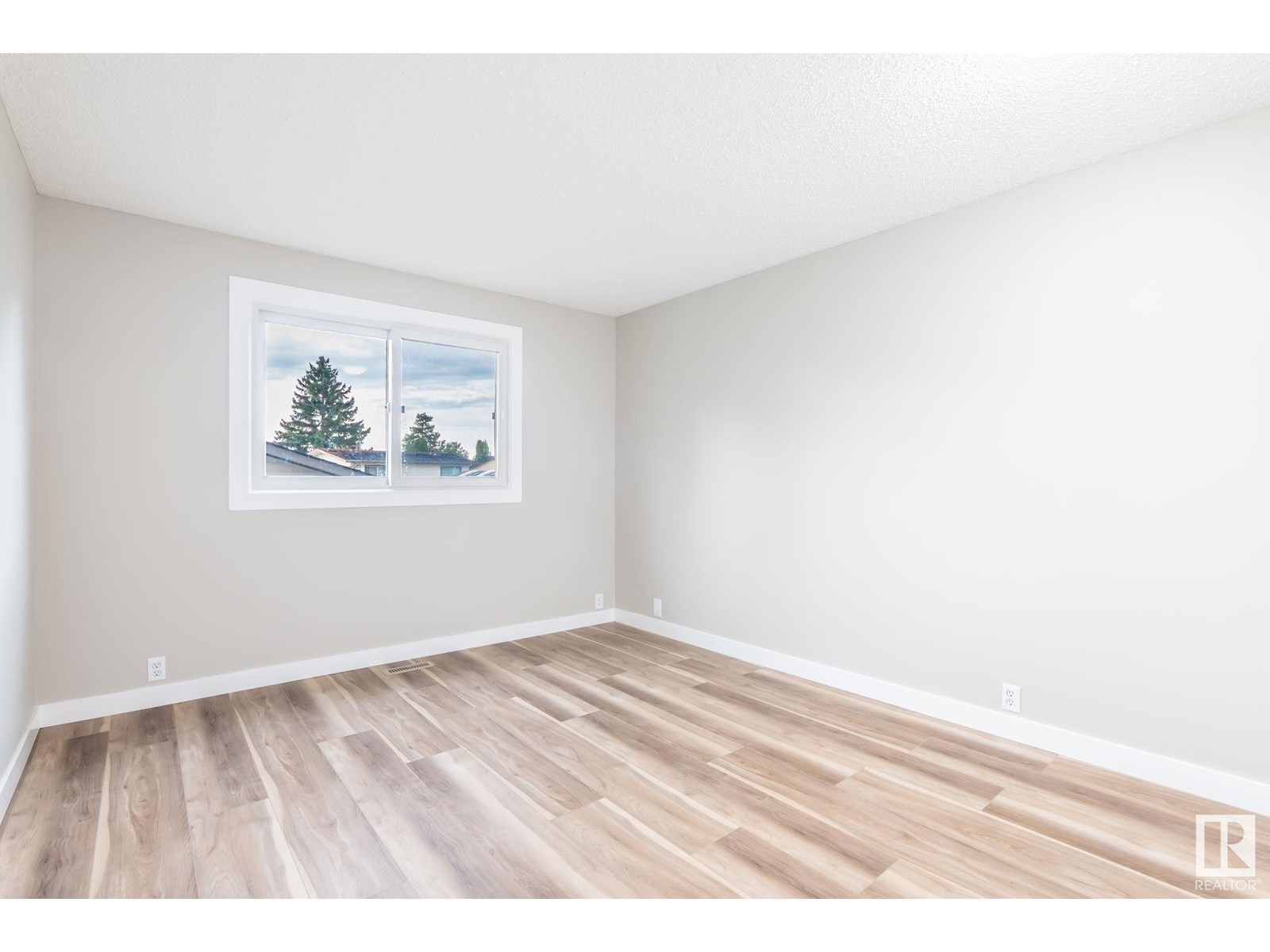Photo 11 of 3708 12 Av Nw, Edmonton AB