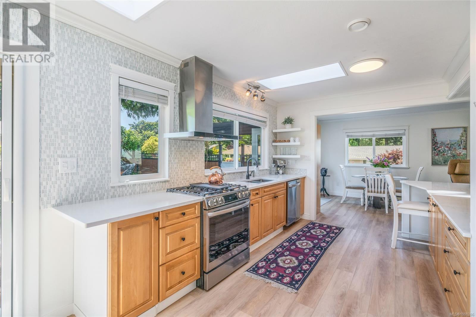 Photo 6 of 560 Eaglecrest Dr, Qualicum Beach BC