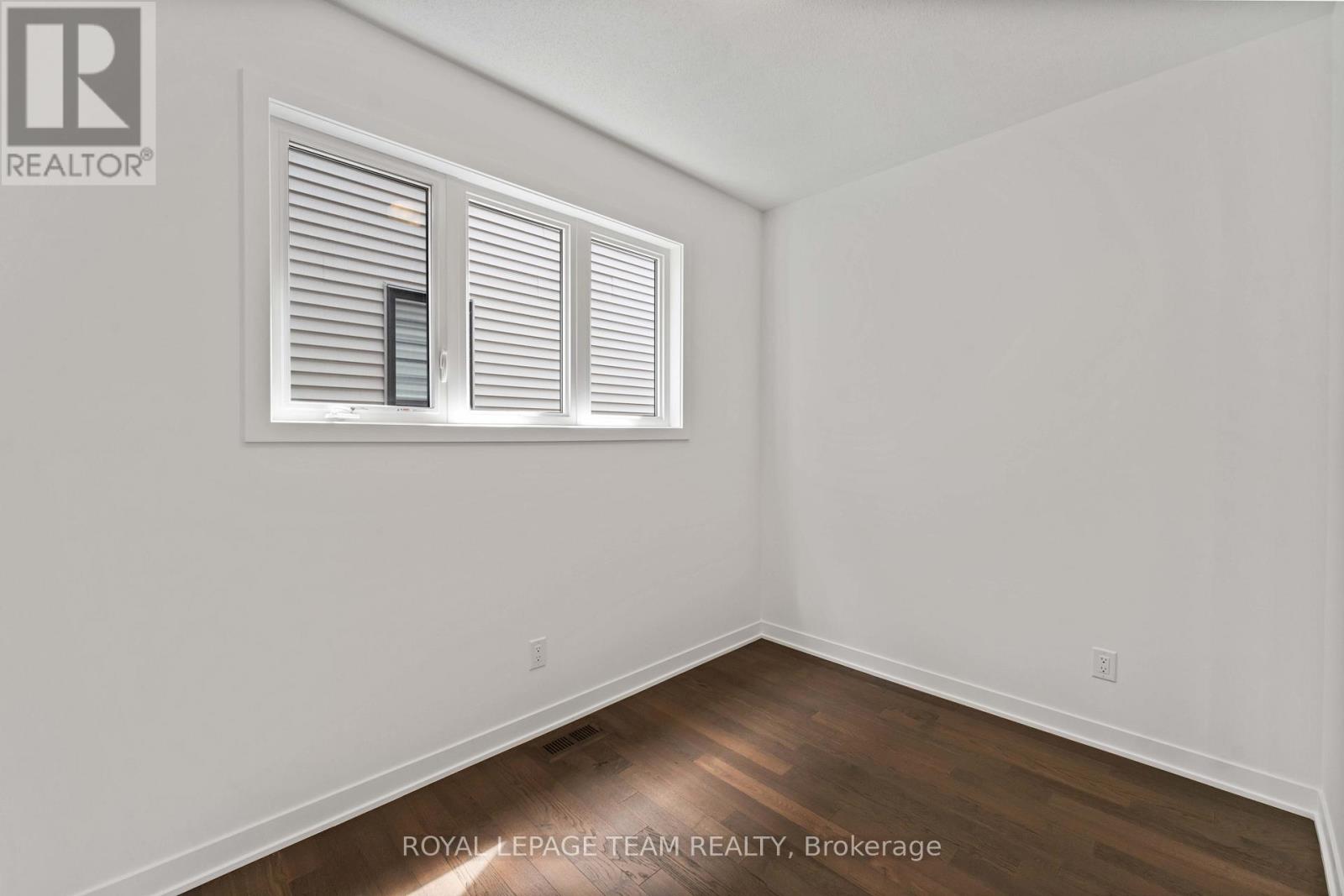 Photo 5 of 686 Fenwick Way, Ottawa ON