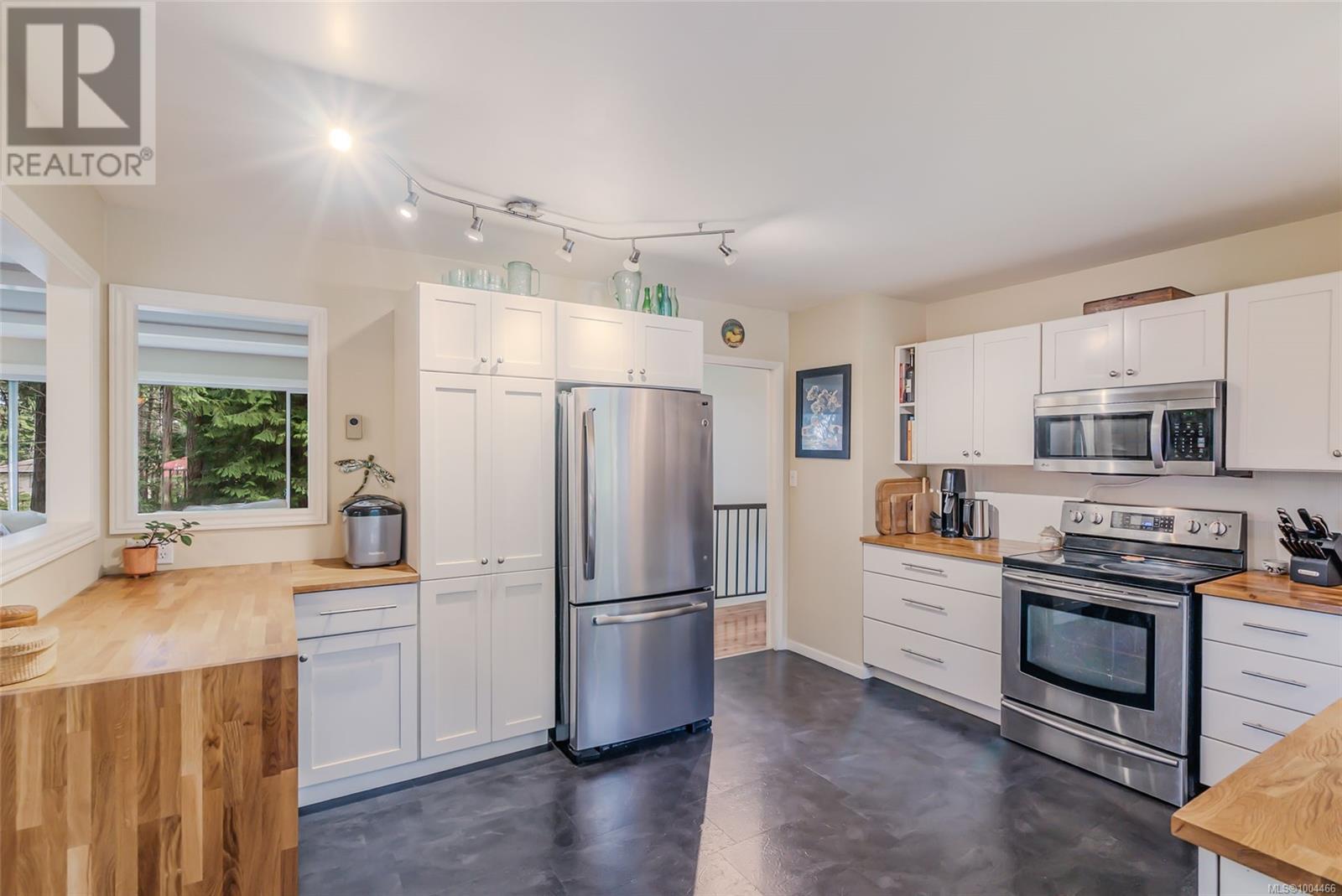 Photo 15 of 6863 Eastwind Dr, Lantzville BC