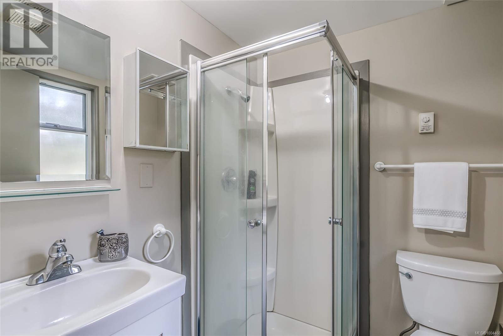 Photo 8 of 6863 Eastwind Dr, Lantzville BC
