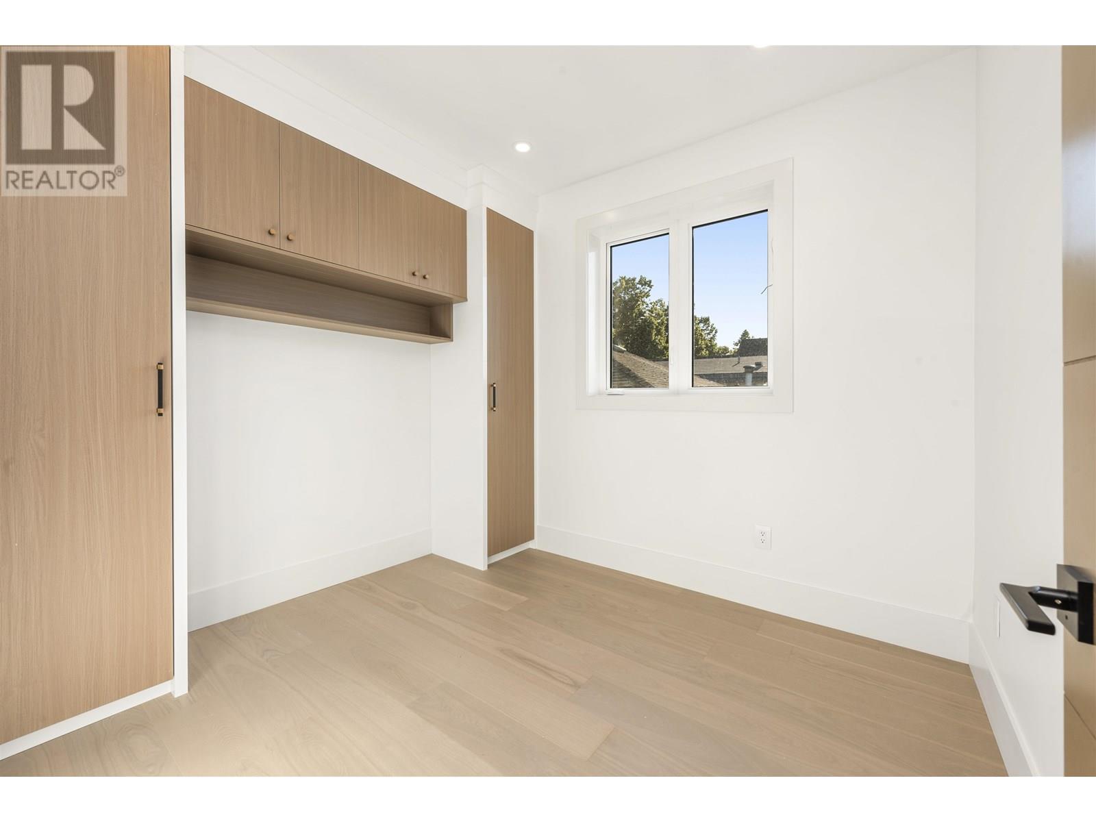Photo 2 of 2 847 E 10th Avenue, Vancouver BC