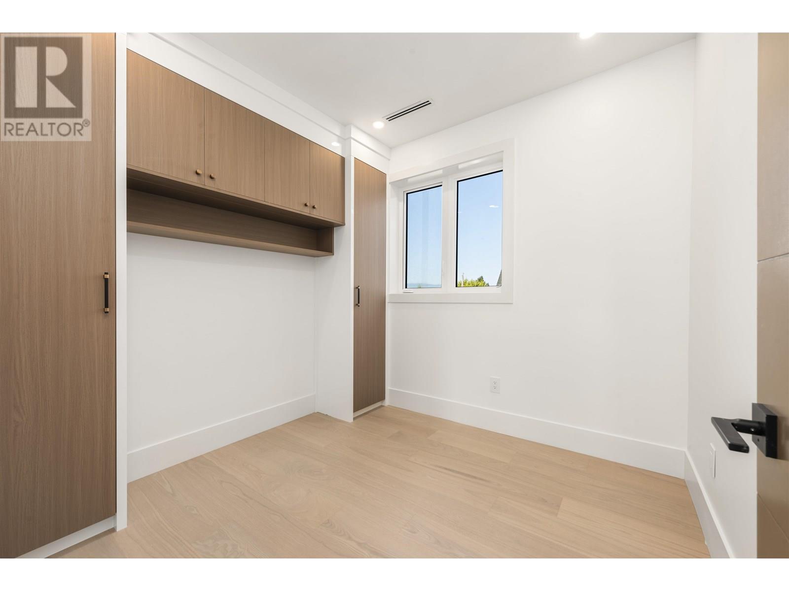 Photo 10 of 2 847 E 10th Avenue, Vancouver BC