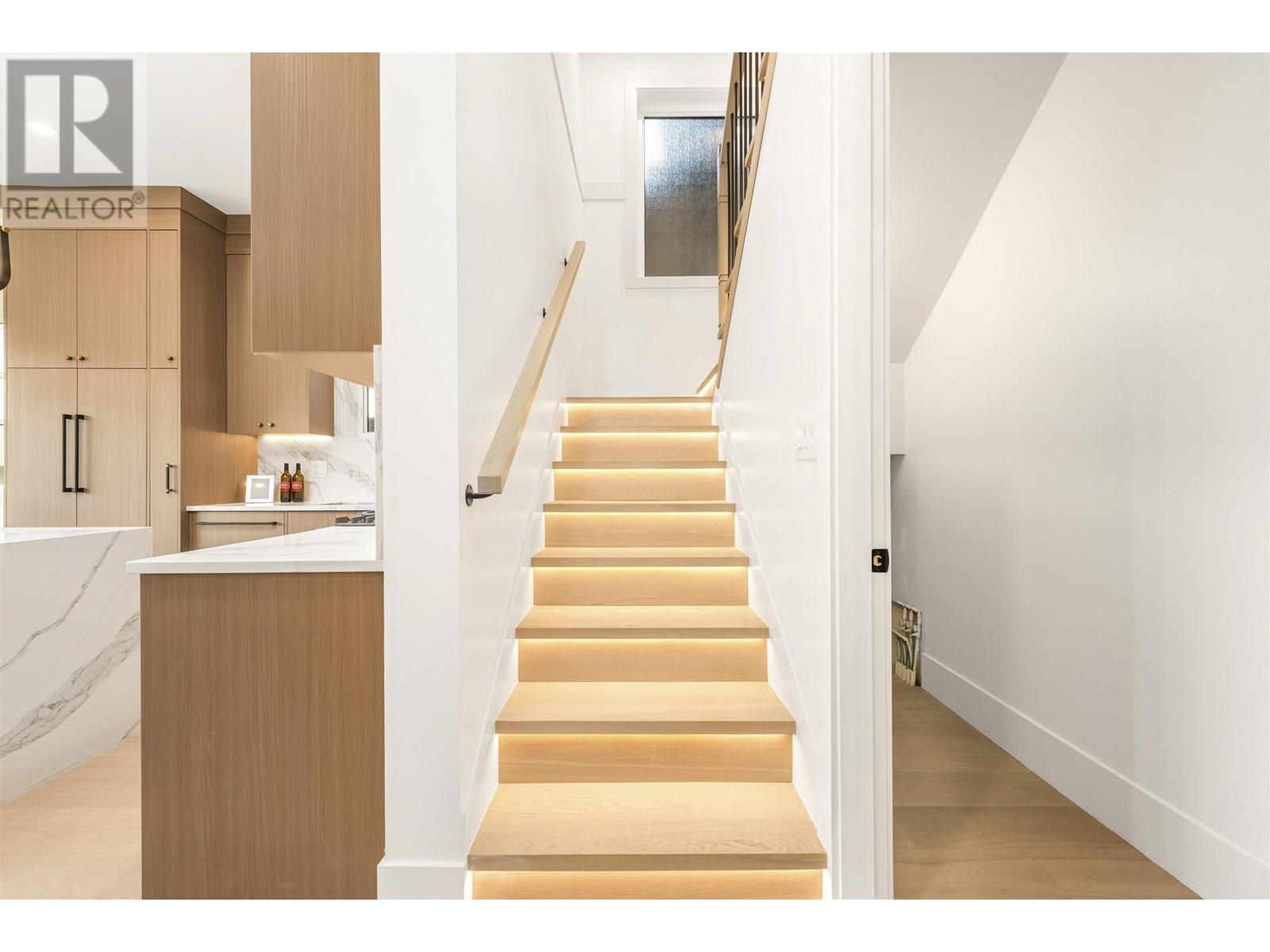 Photo 5 of 2 847 E 10th Avenue, Vancouver BC