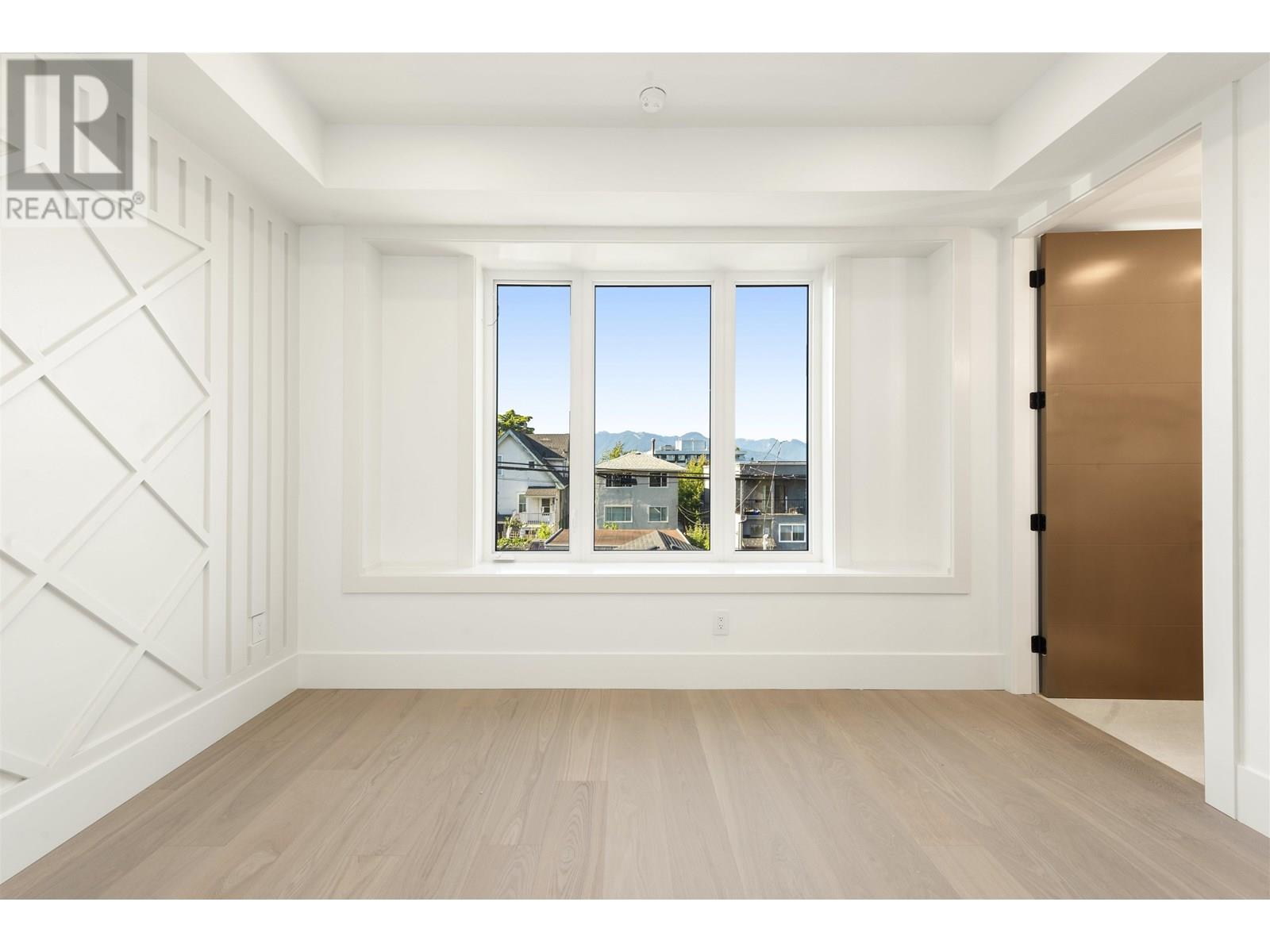Photo 4 of 2 847 E 10th Avenue, Vancouver BC