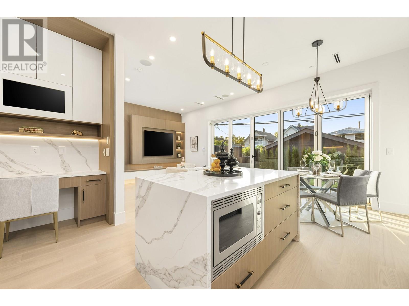 Photo 21 of 2 847 E 10th Avenue, Vancouver BC
