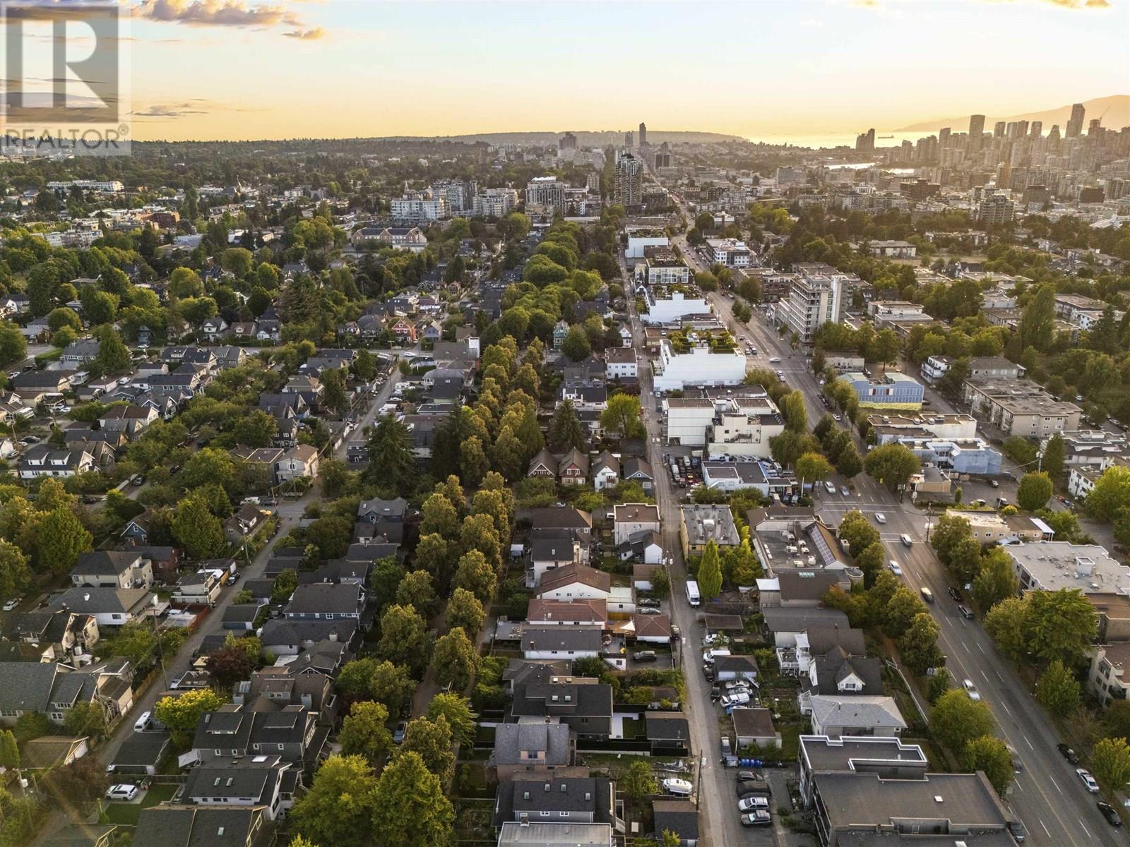 Photo 1 of 2 847 E 10th Avenue, Vancouver BC