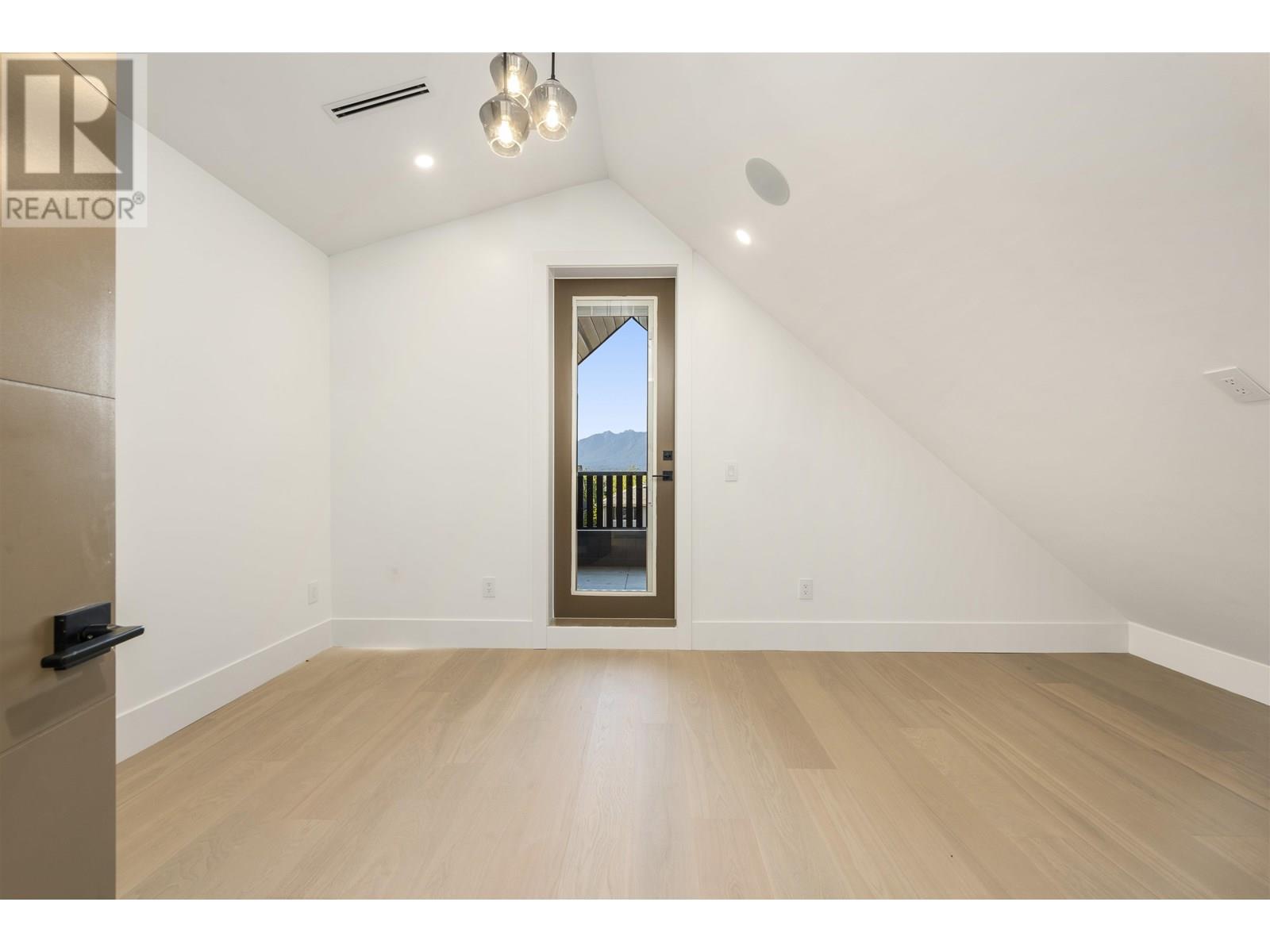 Photo 11 of 2 847 E 10th Avenue, Vancouver BC