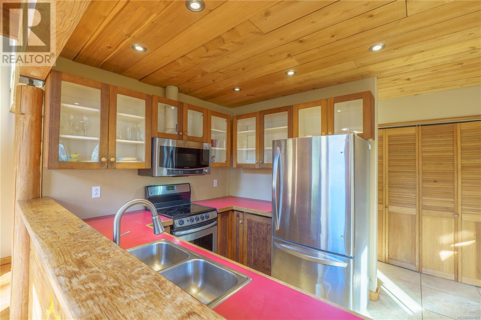 316 Leighton Way, Tofino