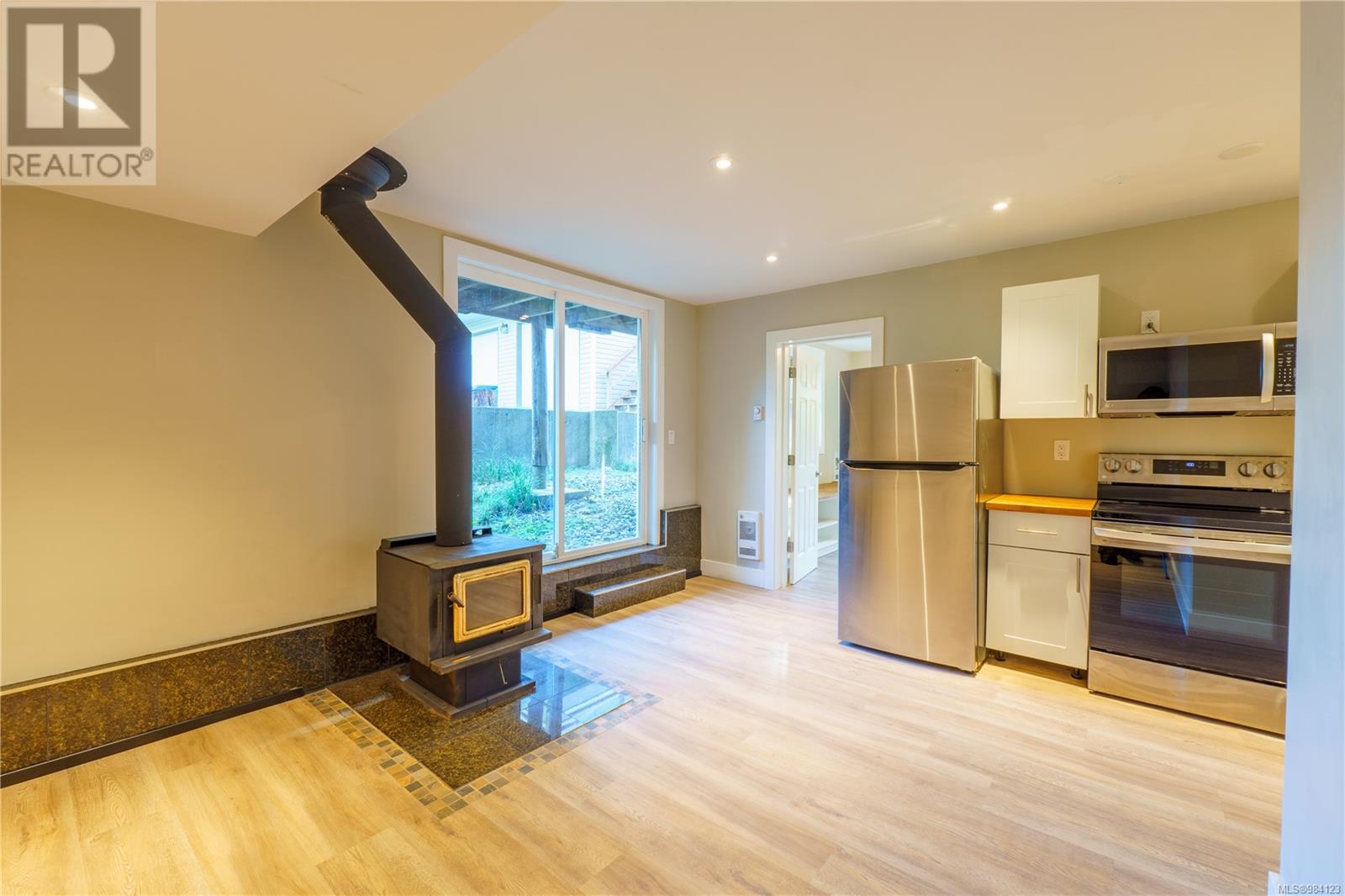 316 Leighton Way, Tofino