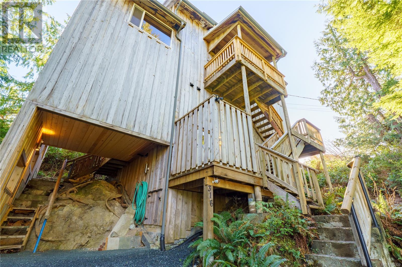 316 Leighton Way, Tofino