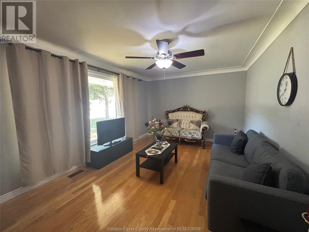 Photo 3 of 3880 Woodward, Windsor ON