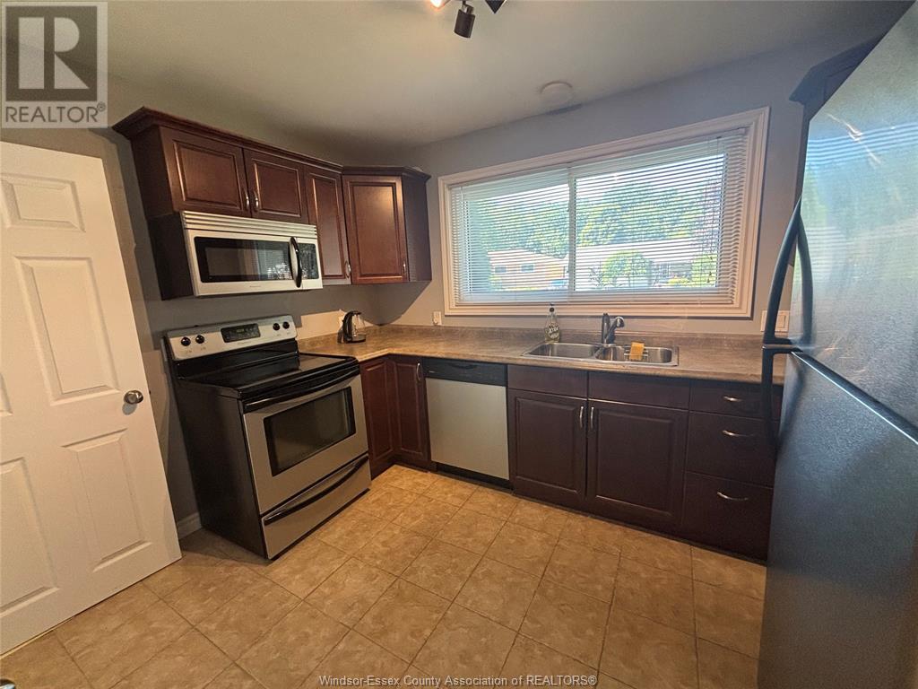 Photo 4 of 3880 Woodward, Windsor ON
