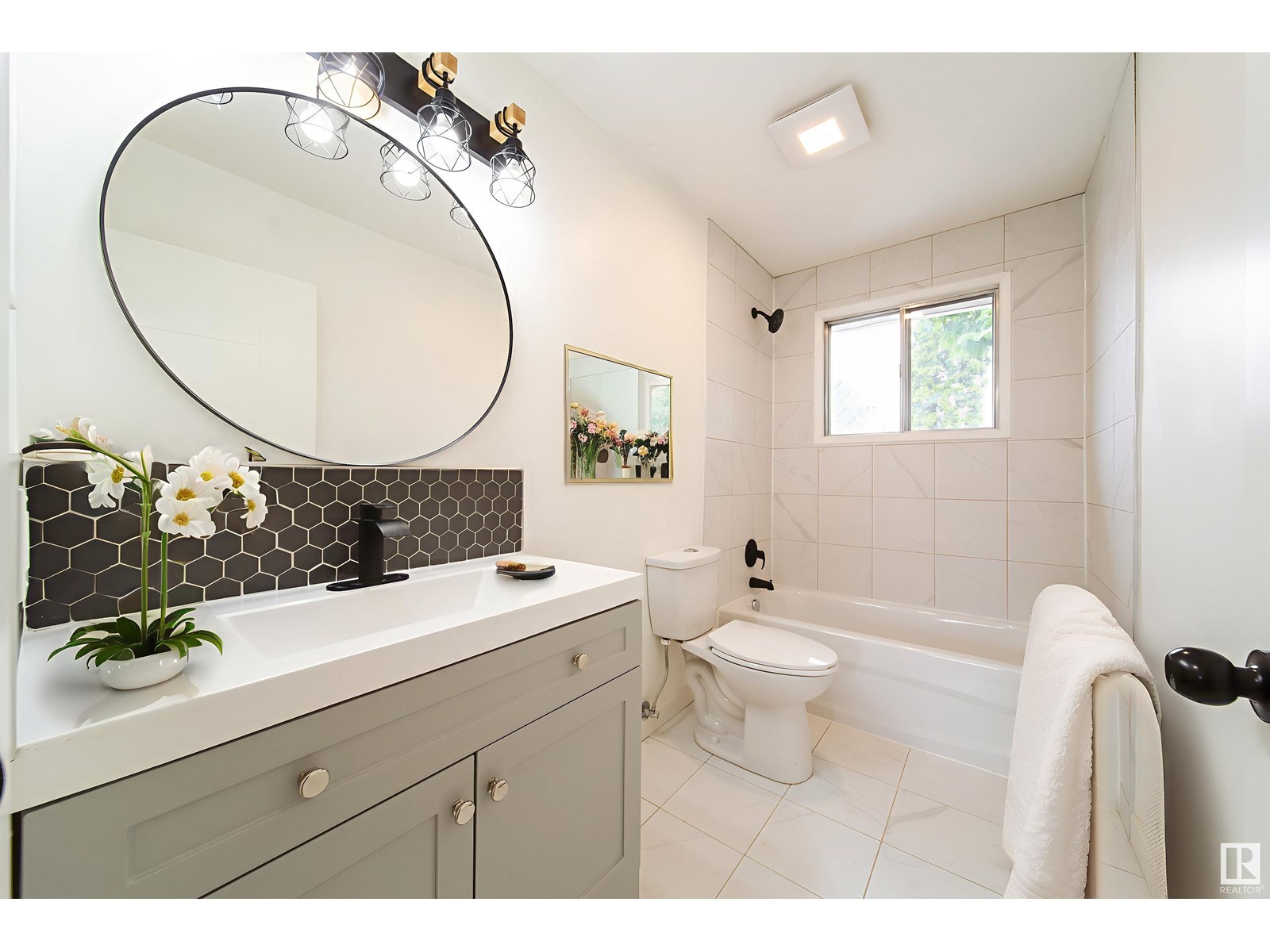 Photo 11 of 6708 132 Av Nw, Edmonton AB