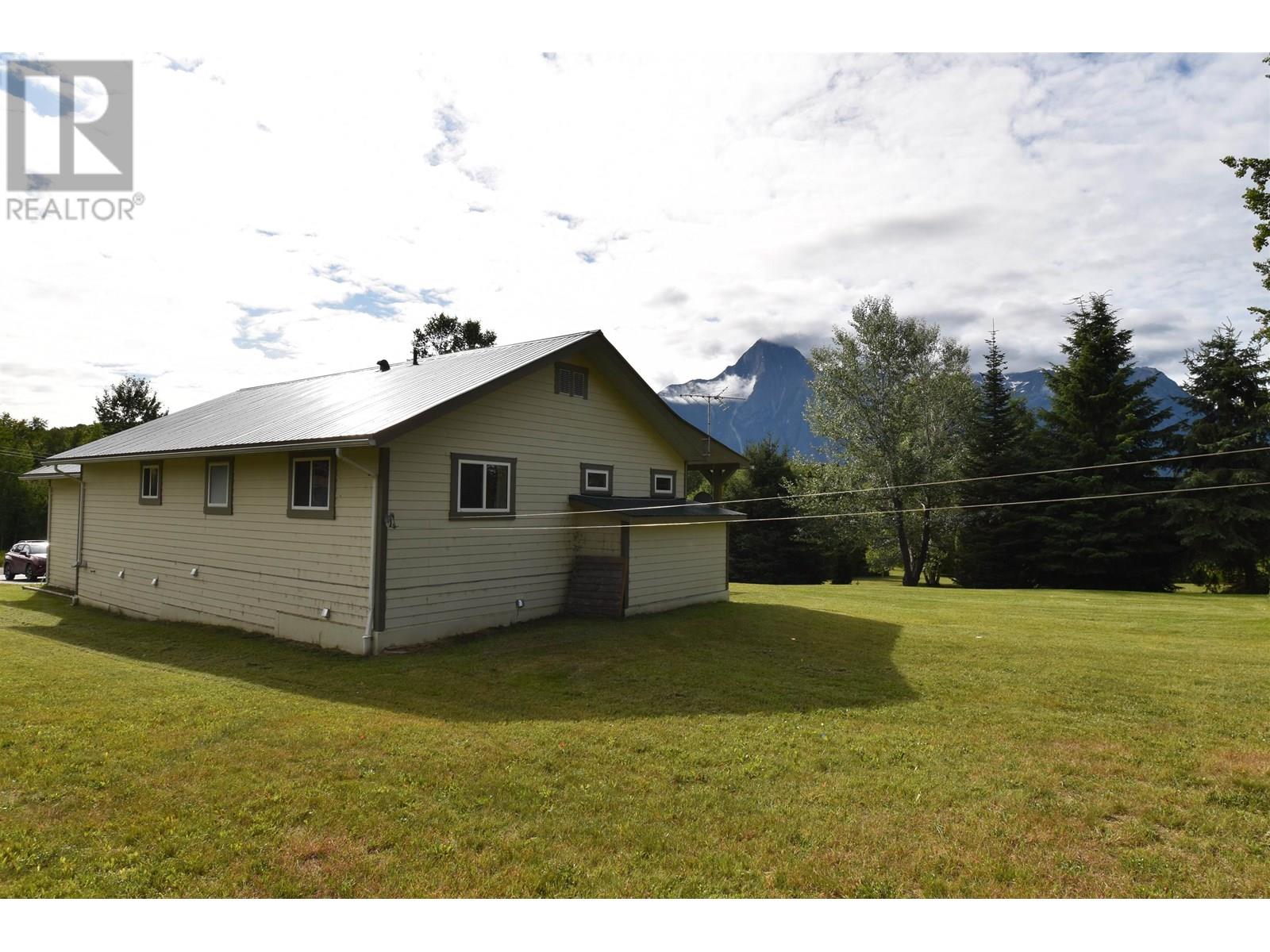 4815 STRATHERN ROAD, Hazelton