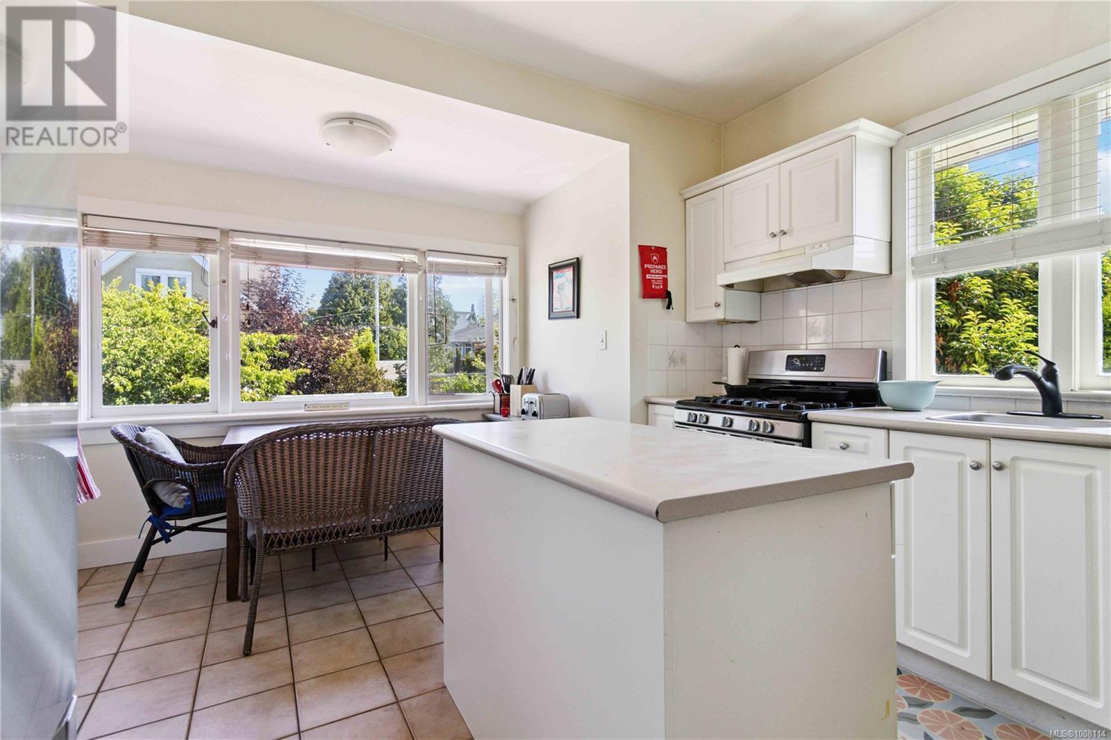 Photo 9 of 354 Berwick St, Victoria BC