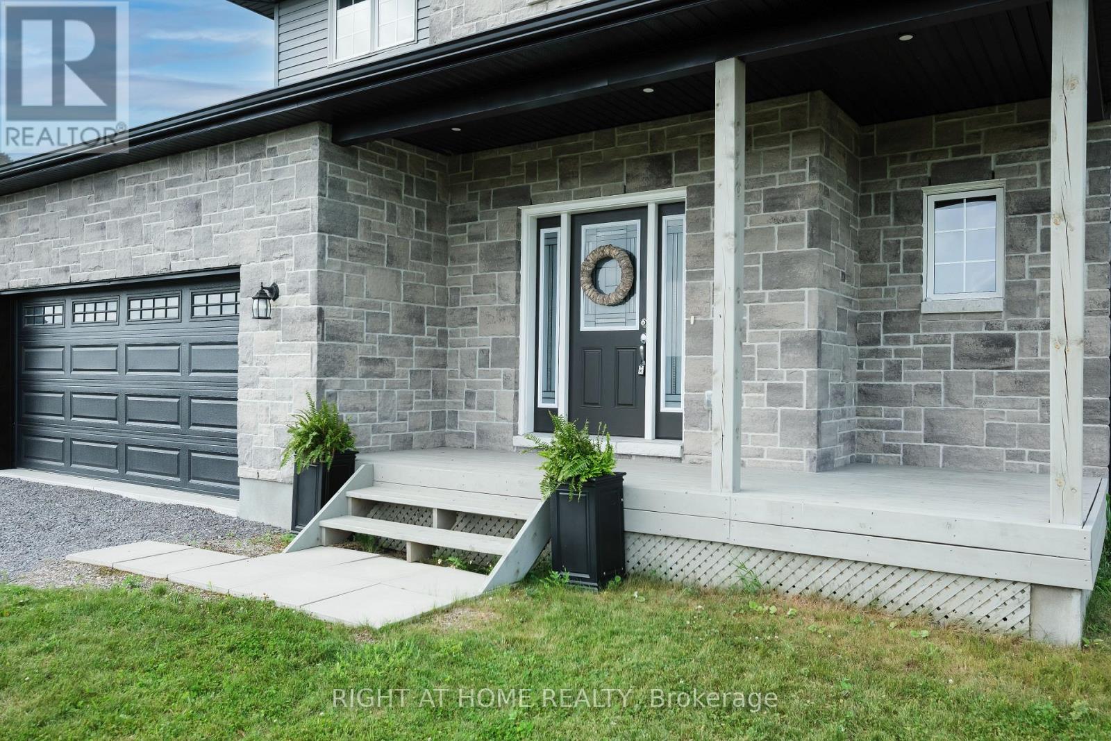 Photo 23 of 219 Owen Lucas Street, Mcnab Braeside ON