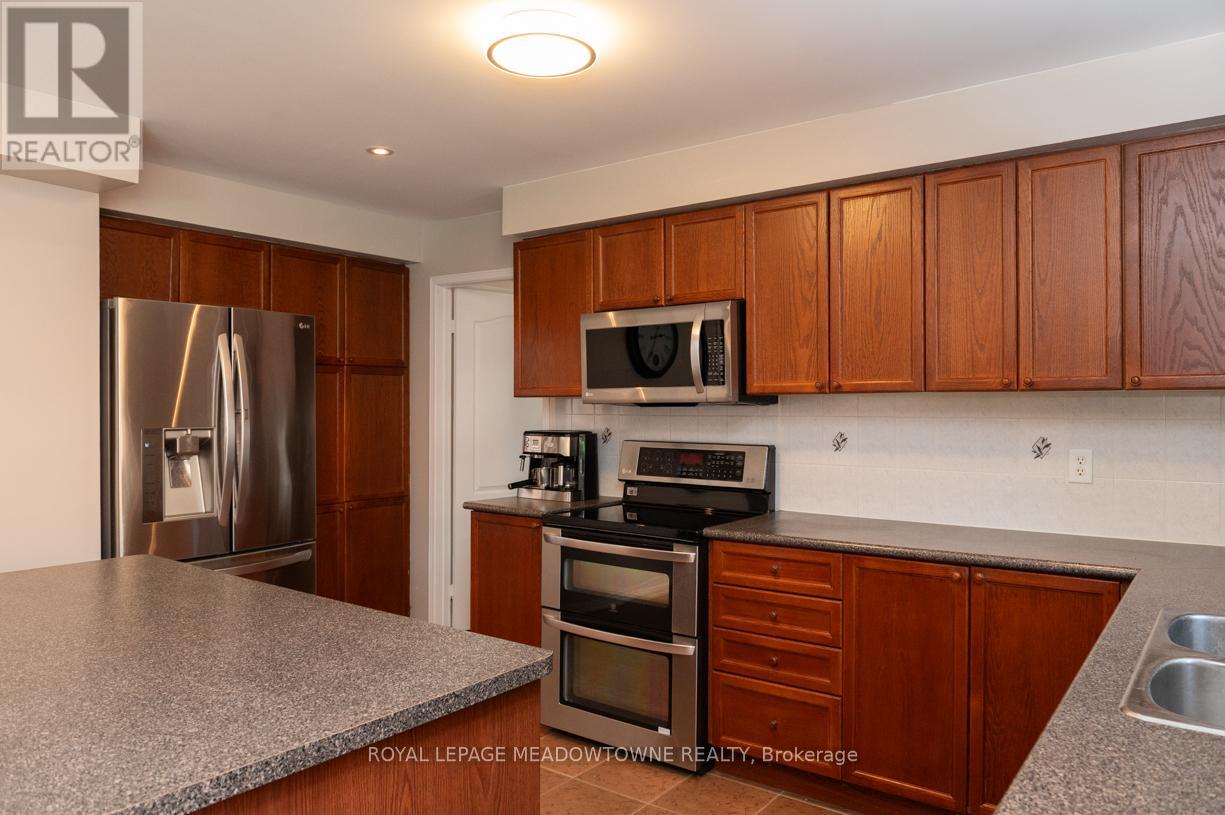 Photo 14 of 49 Montebello Crescent, Ajax ON