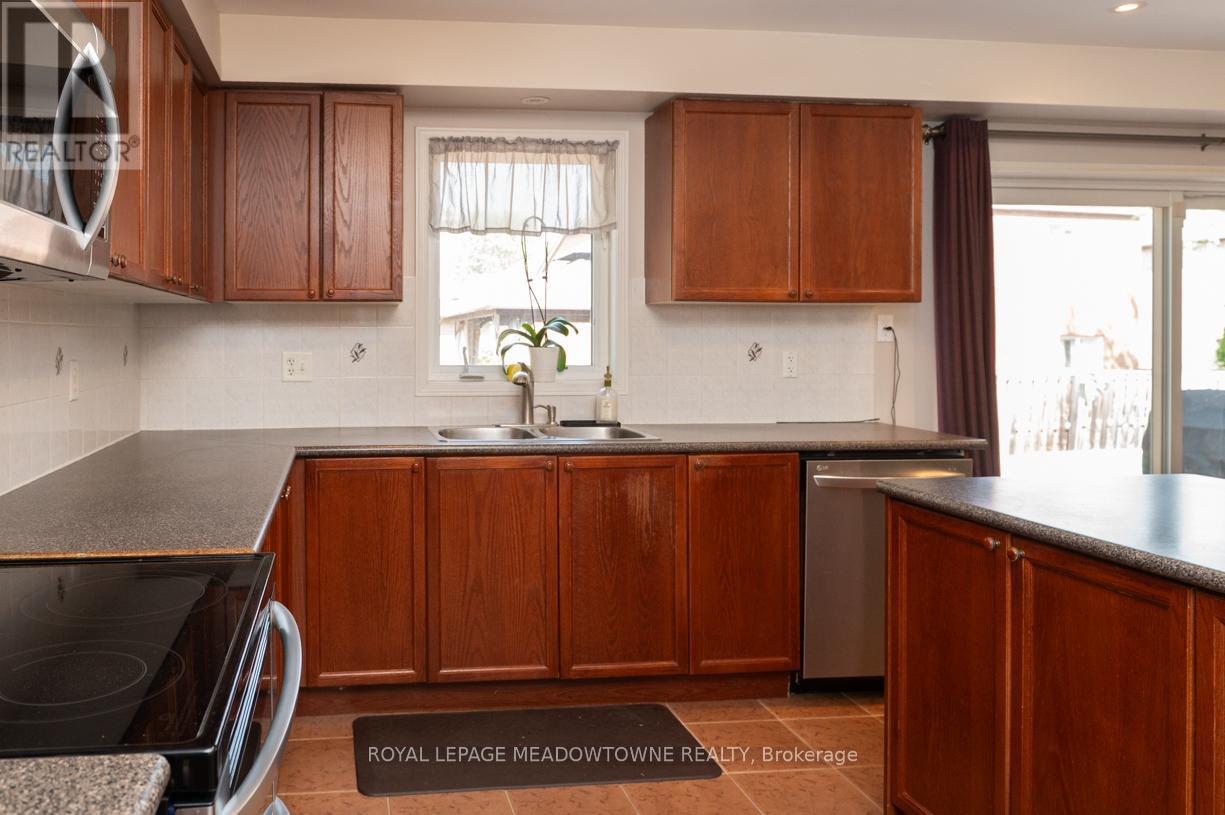 Photo 37 of 49 Montebello Crescent, Ajax ON