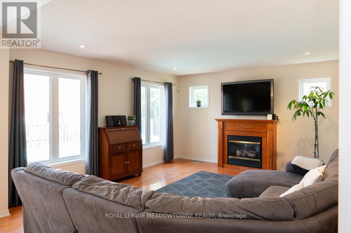 Photo 19 of 49 Montebello Crescent, Ajax ON