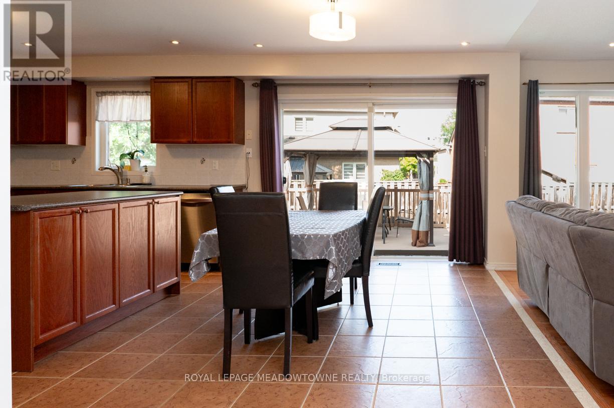 Photo 2 of 49 Montebello Crescent, Ajax ON