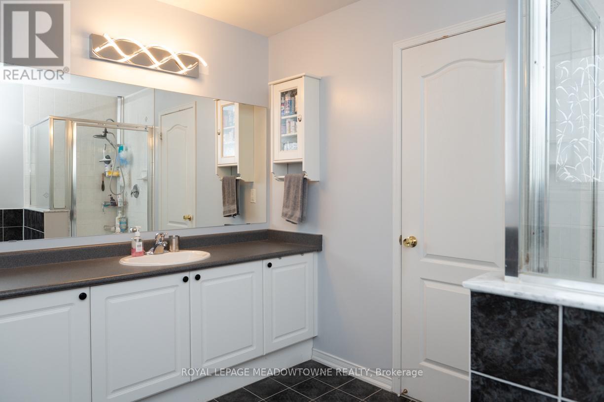 Photo 4 of 49 Montebello Crescent, Ajax ON