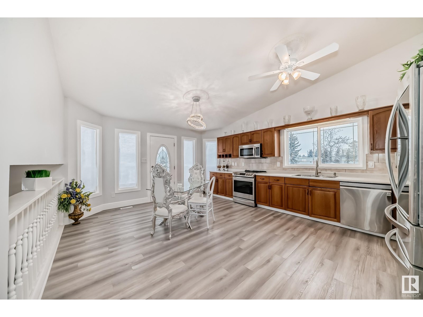 Photo 10 of 10735 Beaumaris Rd Nw, Edmonton AB