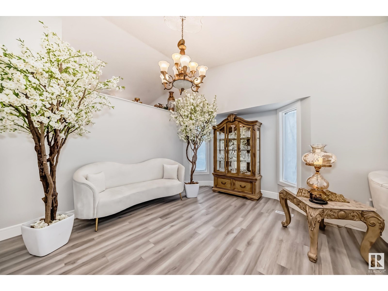 Photo 3 of 10735 Beaumaris Rd Nw, Edmonton AB
