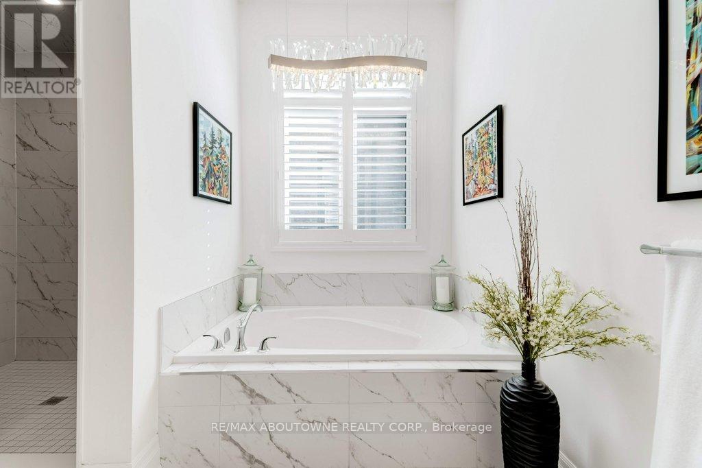 Photo 8 of 47 Legacy Lane, Hamilton ON