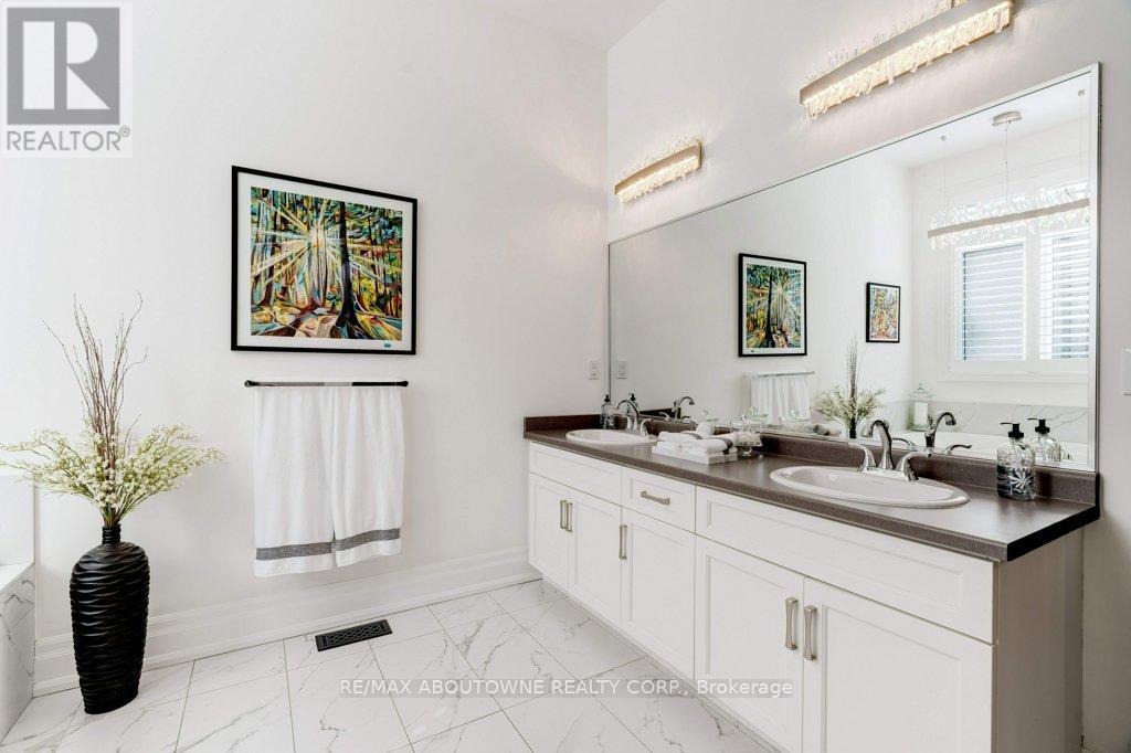 Photo 25 of 47 Legacy Lane, Hamilton ON