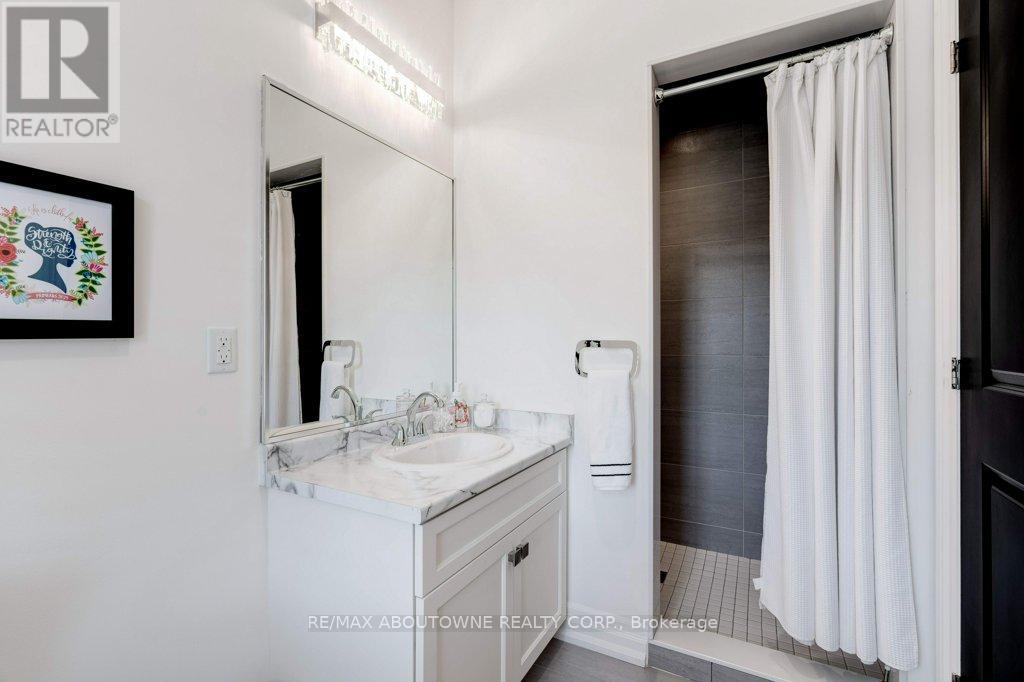 Photo 27 of 47 Legacy Lane, Hamilton ON