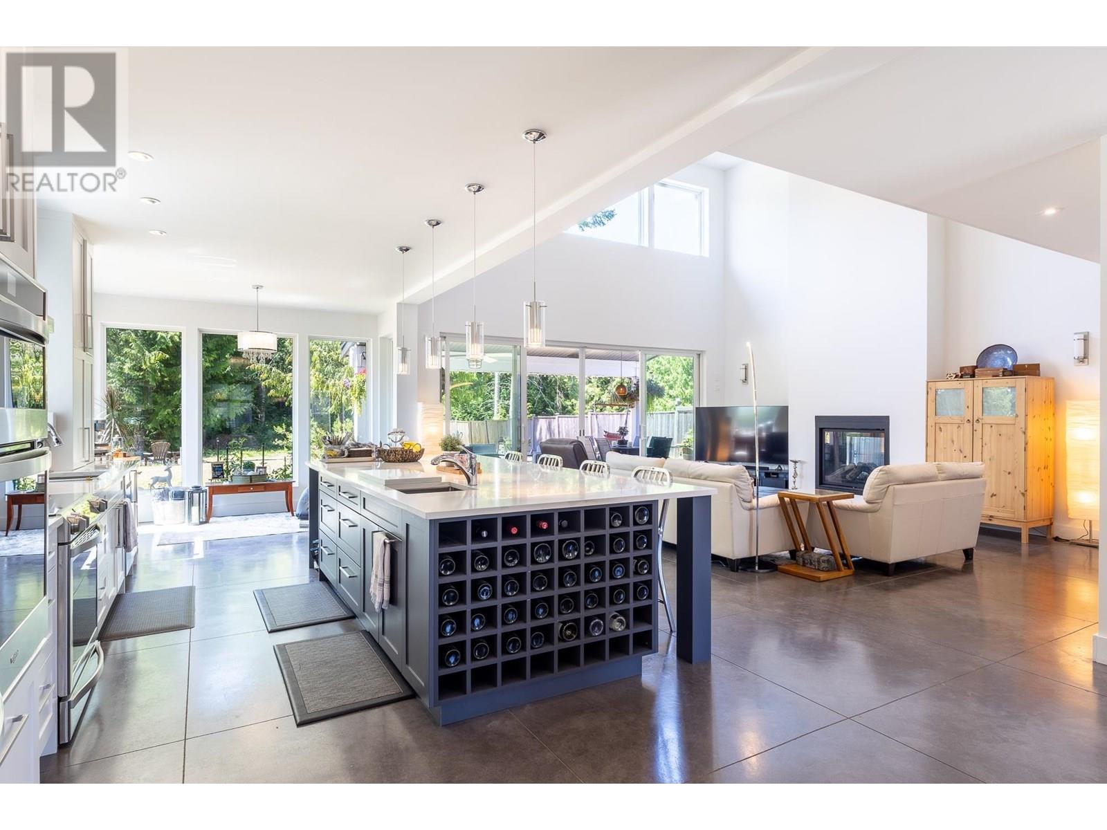 421 SOLAZ PLACE, Gibsons