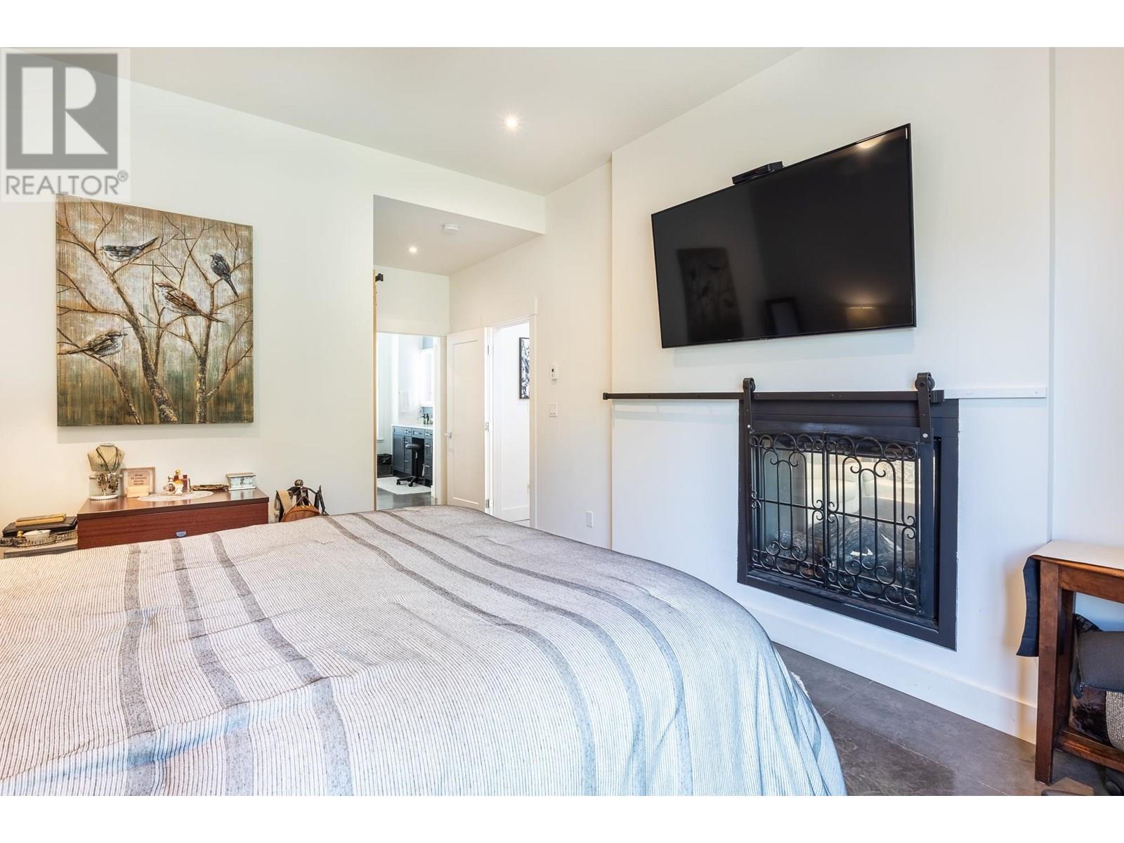421 SOLAZ PLACE, Gibsons