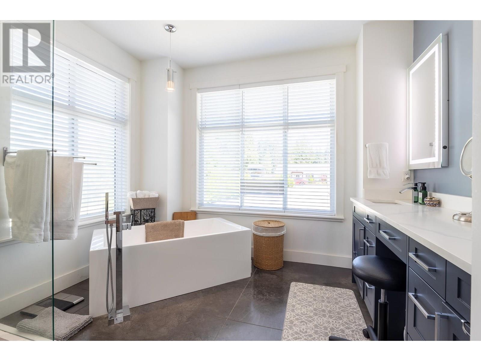 421 SOLAZ PLACE, Gibsons