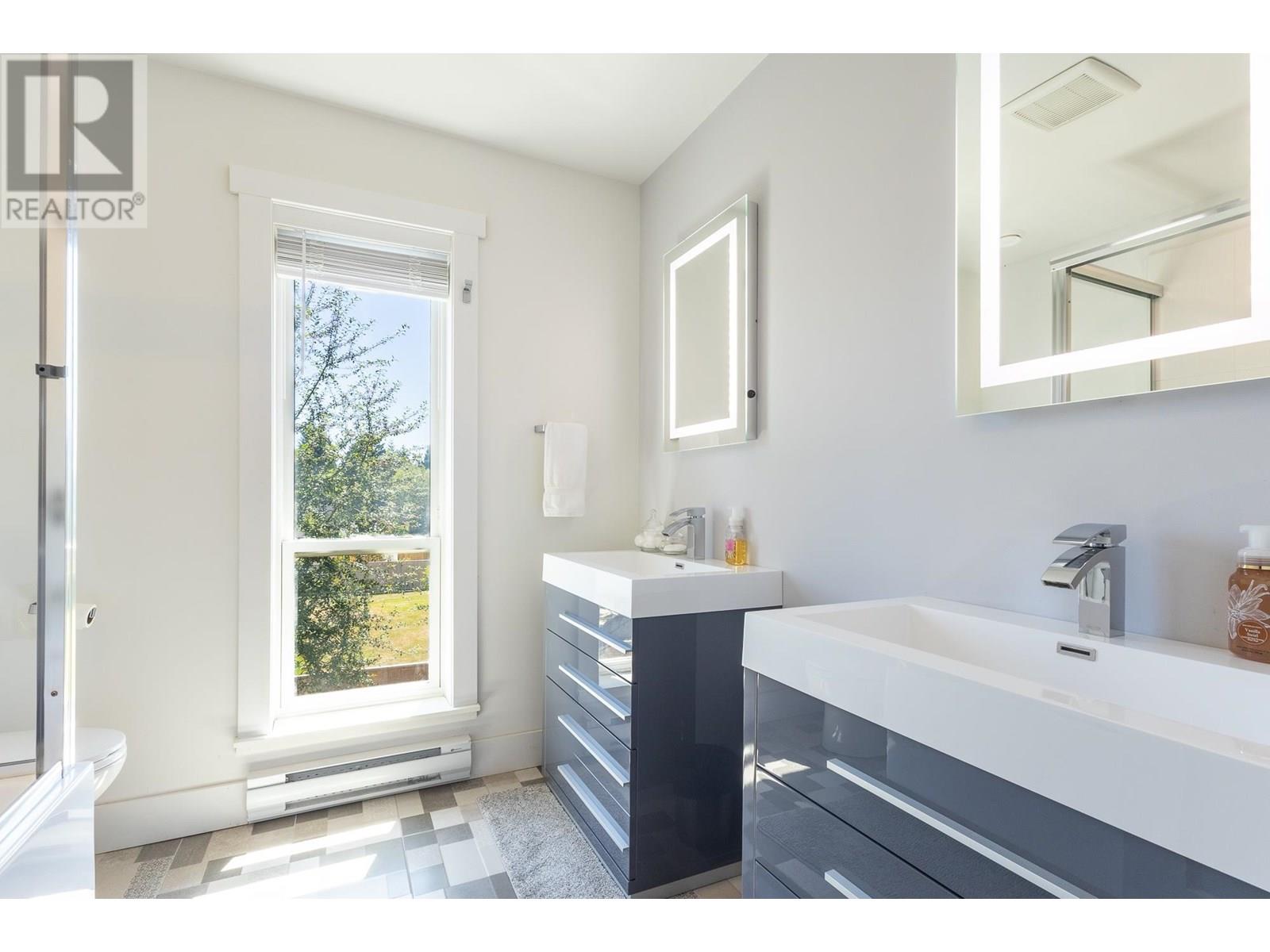 421 SOLAZ PLACE, Gibsons