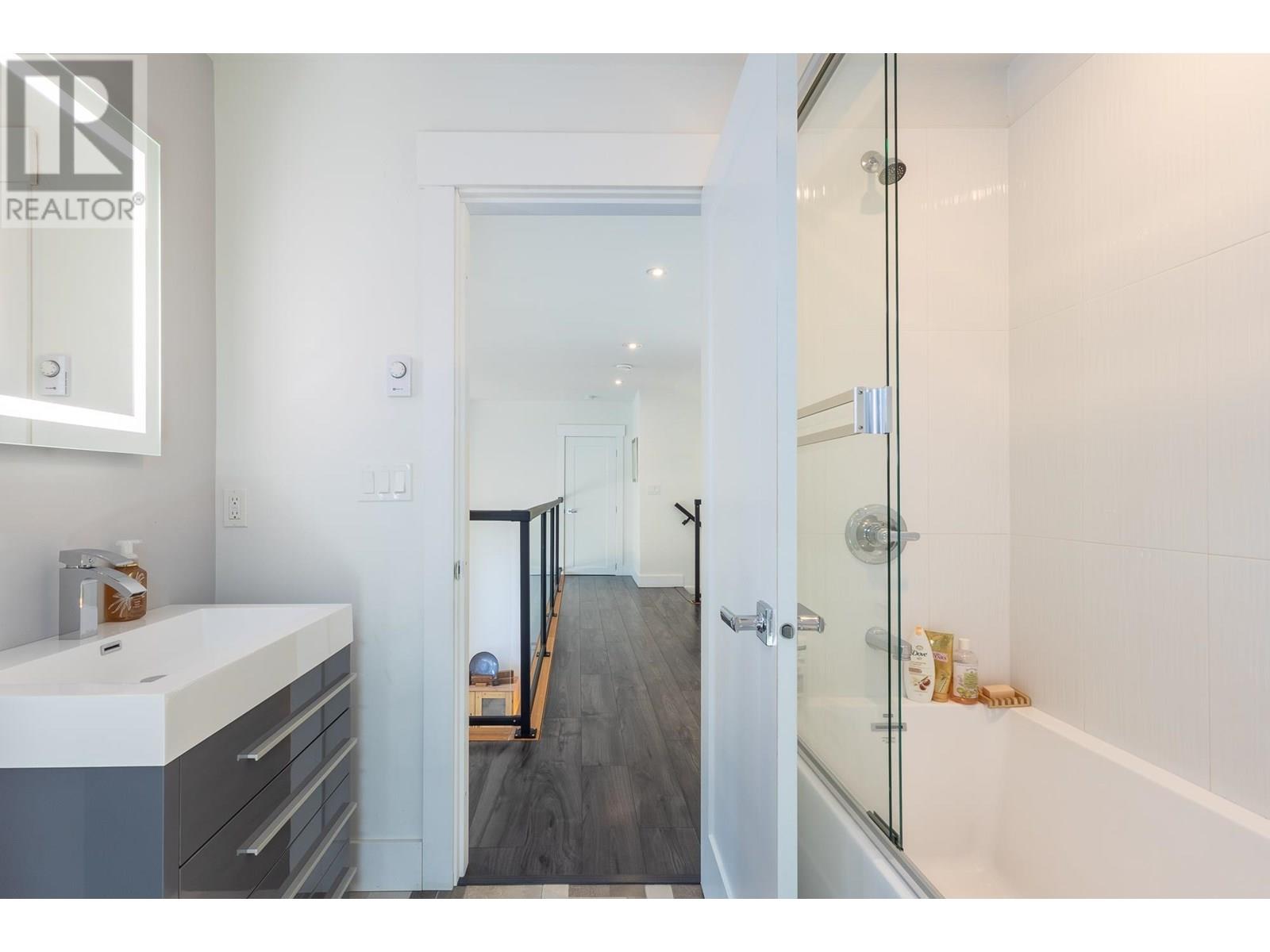 421 SOLAZ PLACE, Gibsons