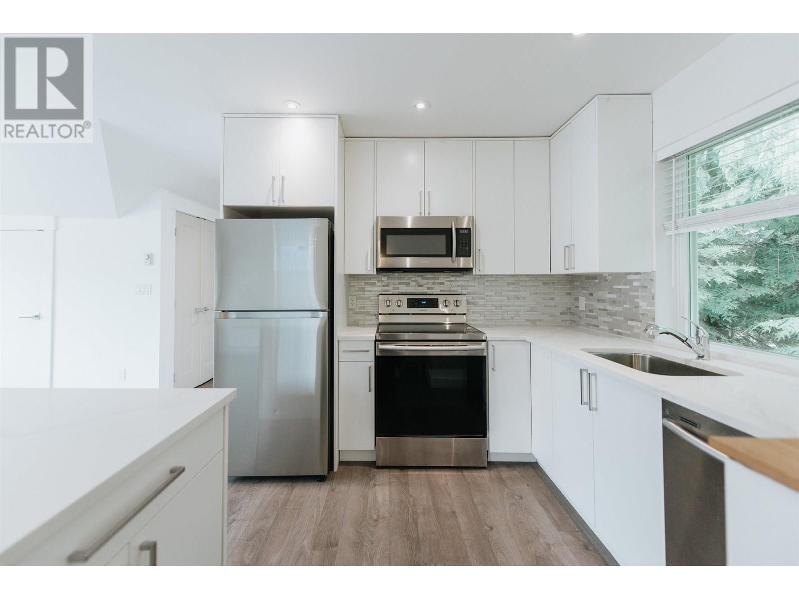 421 SOLAZ PLACE, Gibsons