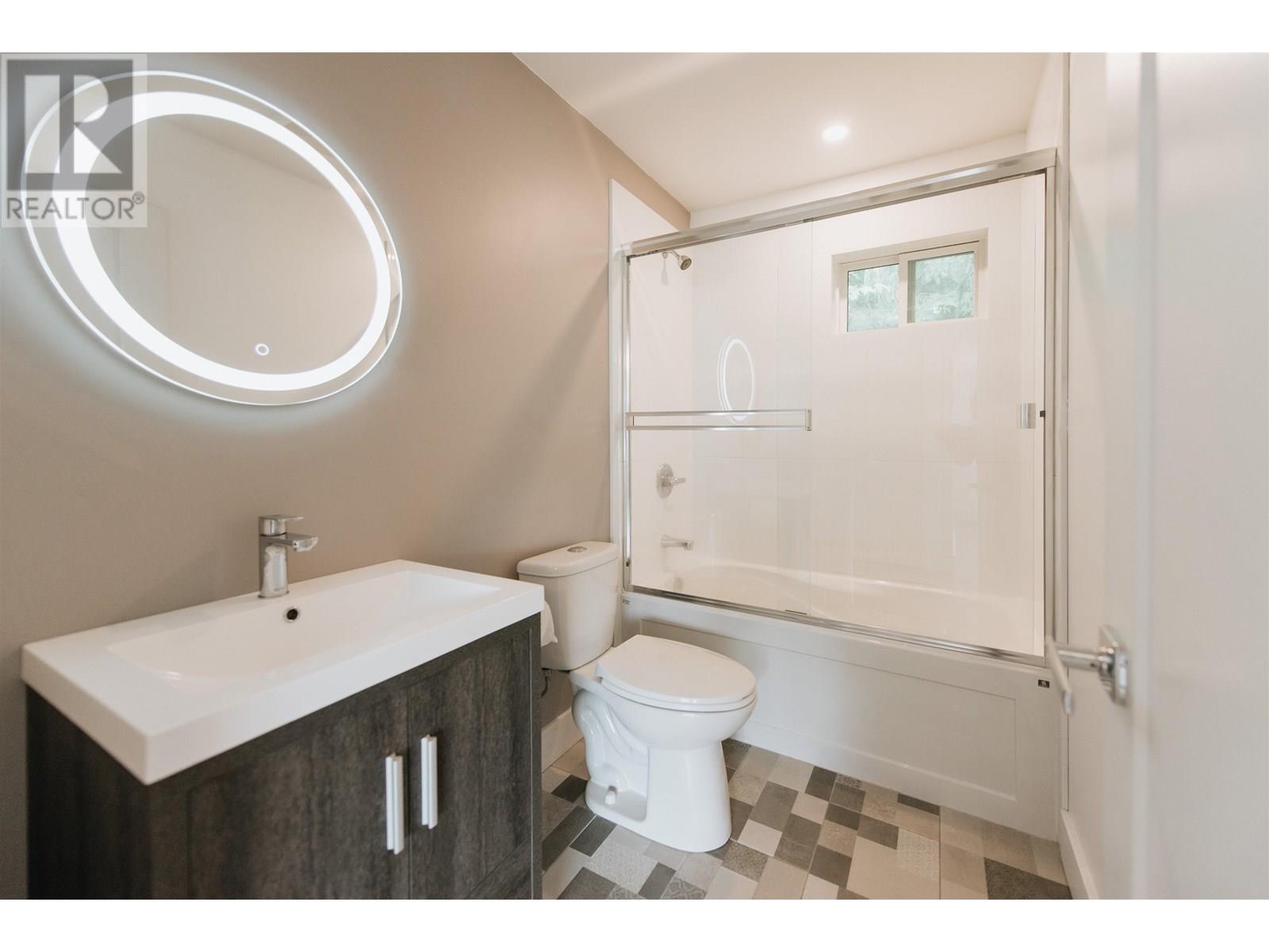 421 SOLAZ PLACE, Gibsons