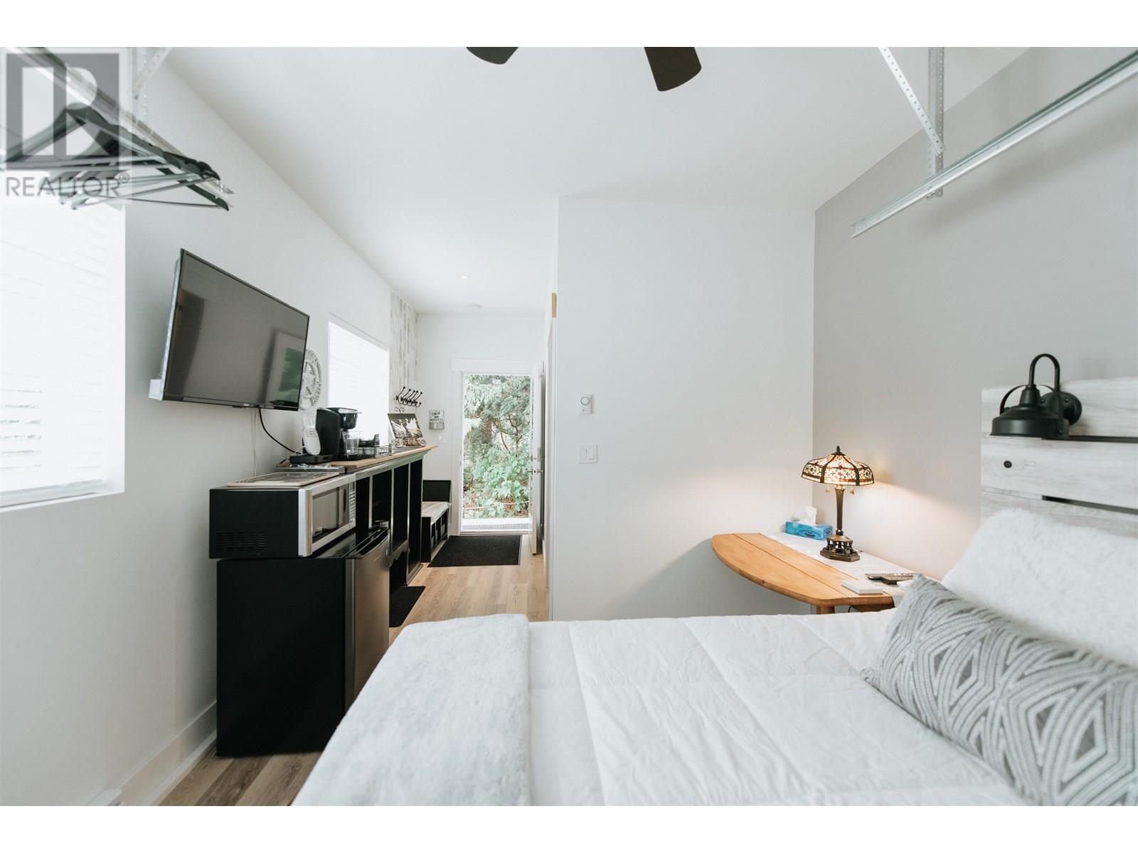 421 SOLAZ PLACE, Gibsons