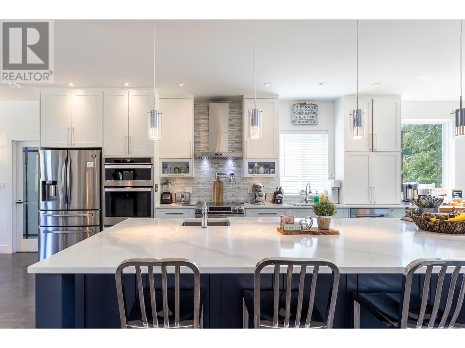 421 SOLAZ PLACE, Gibsons
