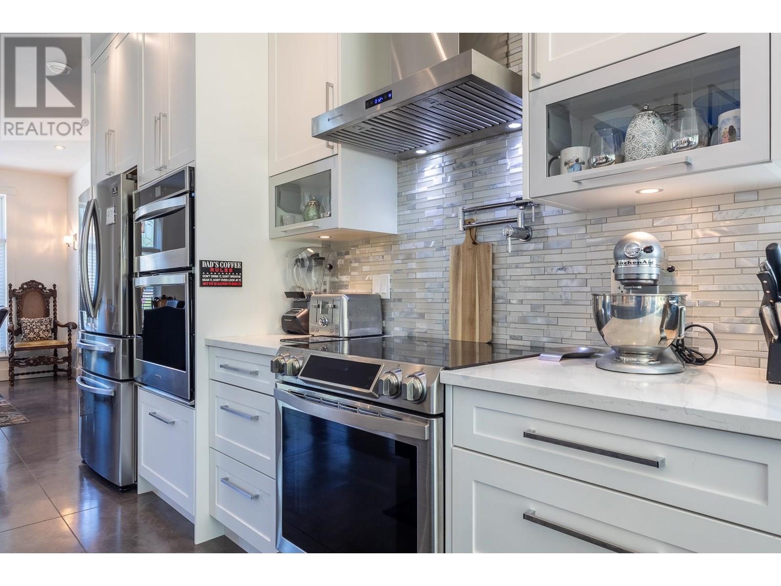 421 SOLAZ PLACE, Gibsons