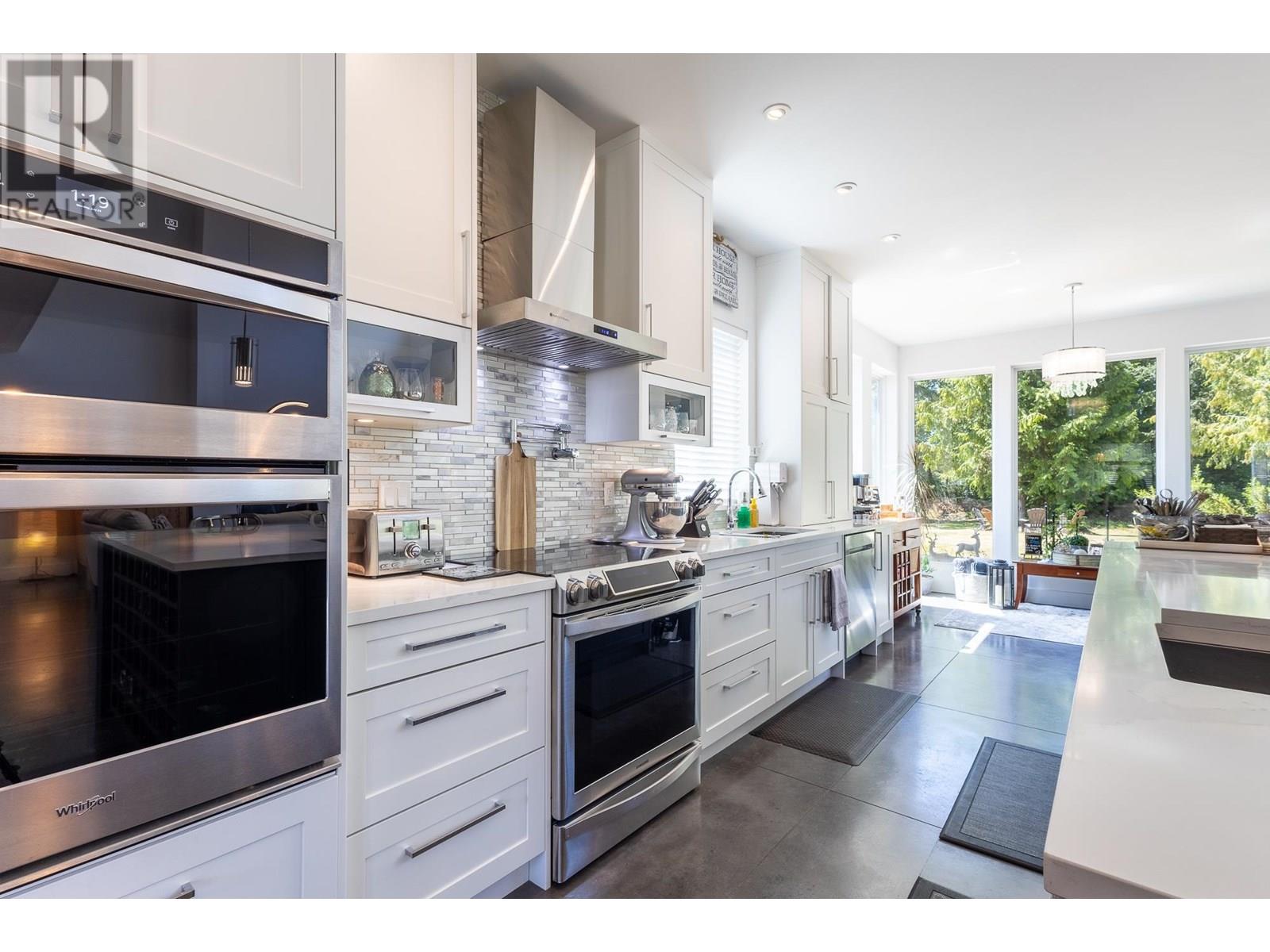 421 SOLAZ PLACE, Gibsons