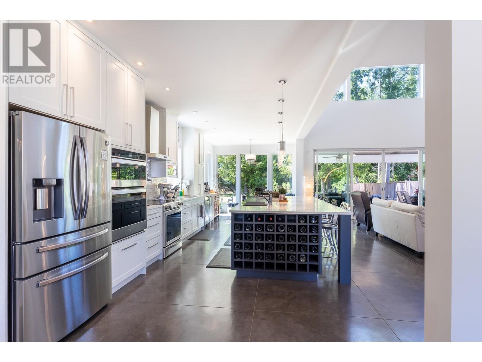 421 SOLAZ PLACE, Gibsons