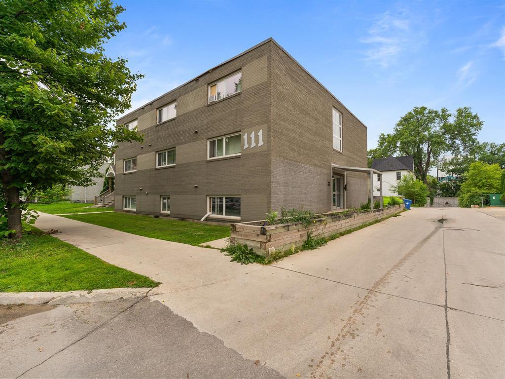 Photo 1 of 9 111 Scott Street, Winnipeg MB