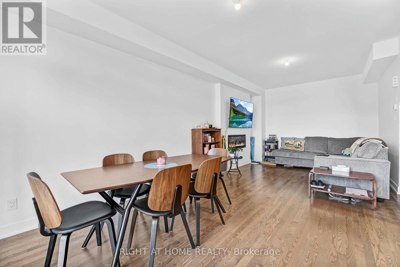 Photo 2 of 556 Tahoe Heights, Ottawa ON