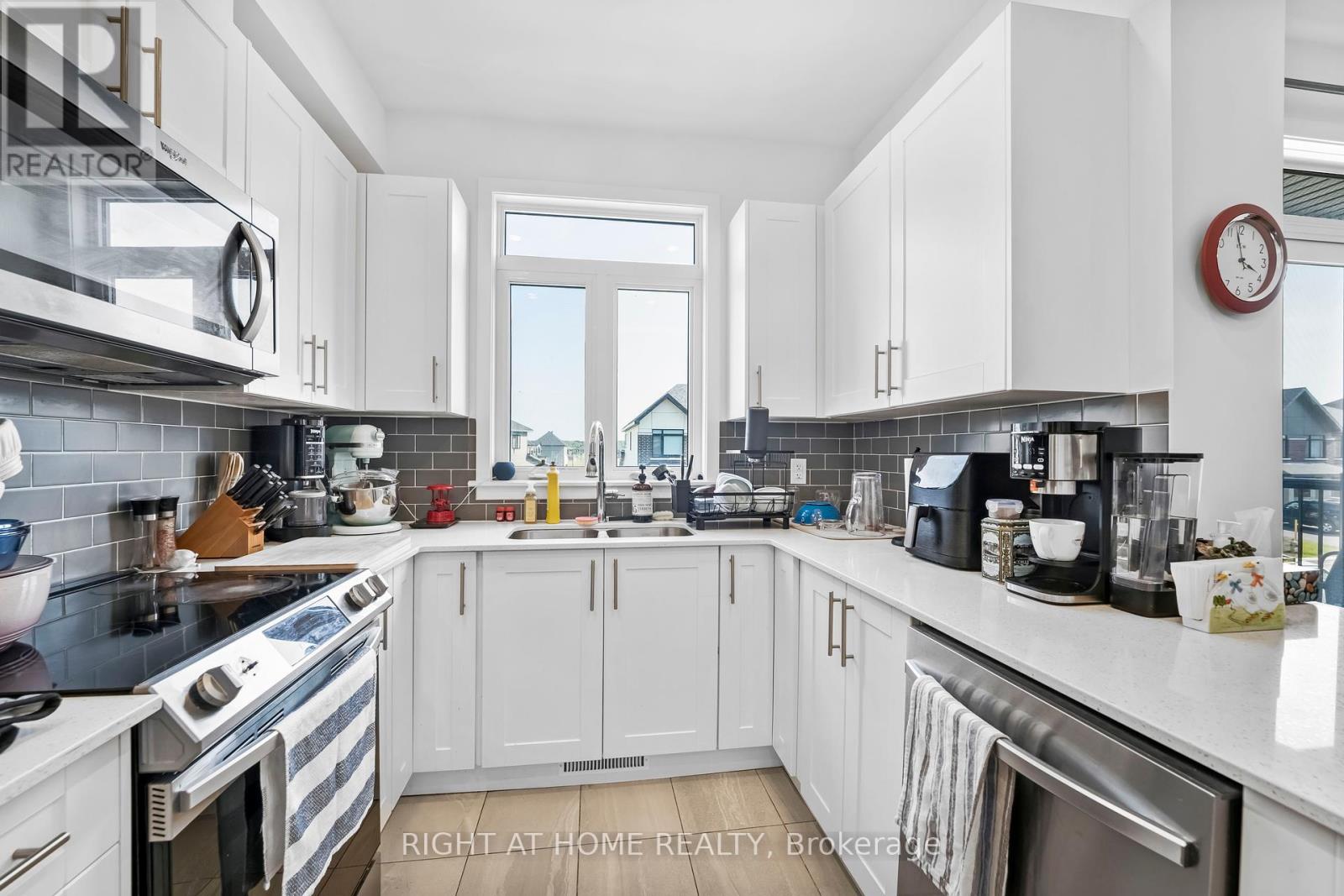 Photo 15 of 556 Tahoe Heights, Ottawa ON