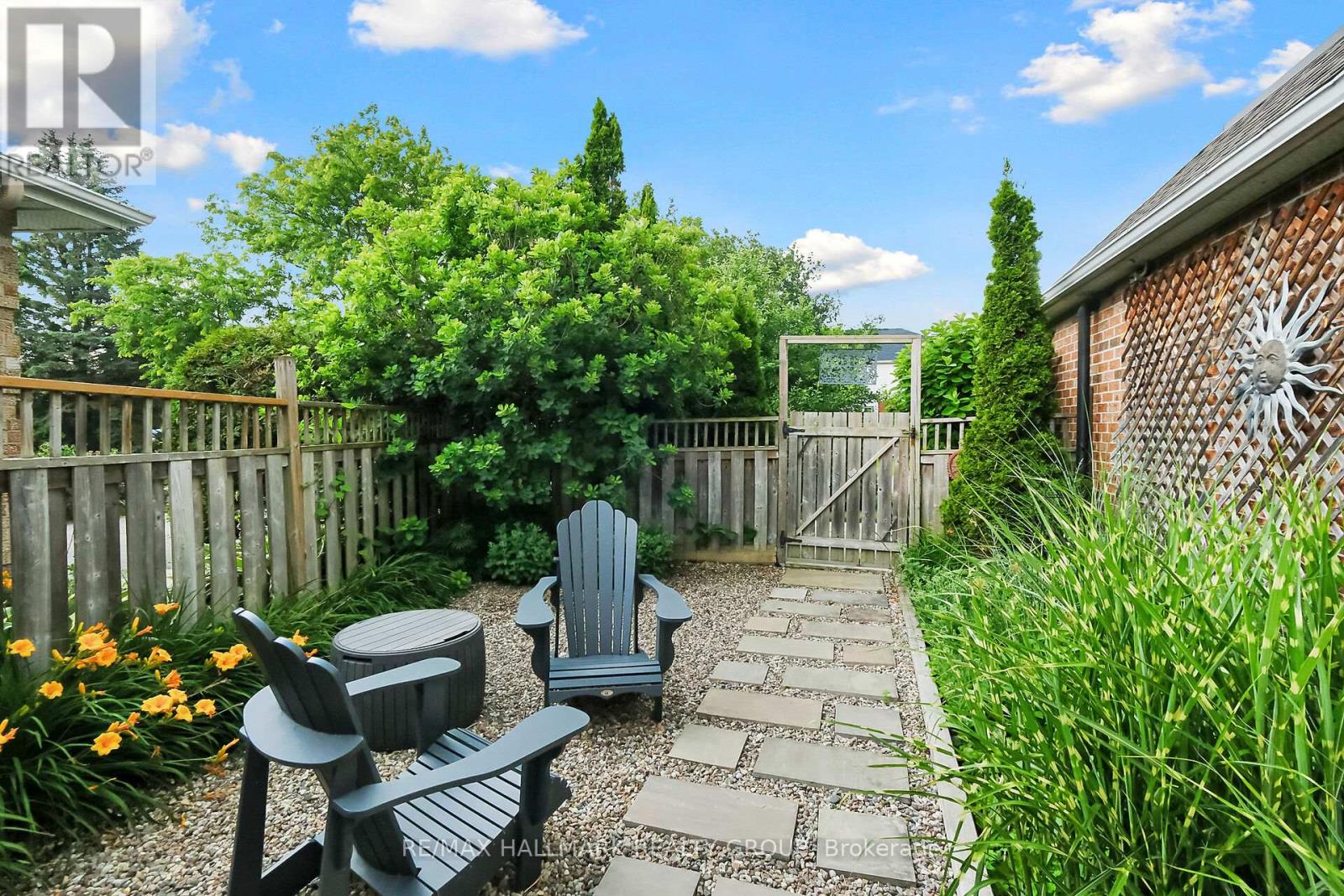 Photo 6 of 20 Arbuckle Crescent, Ottawa ON
