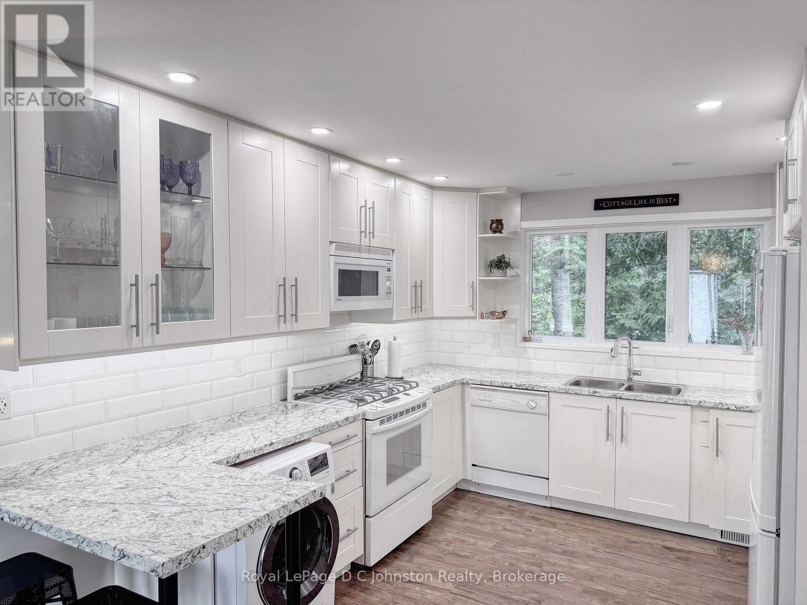 Photo 10 of 564 Mcnabb Street, Saugeen Shores ON