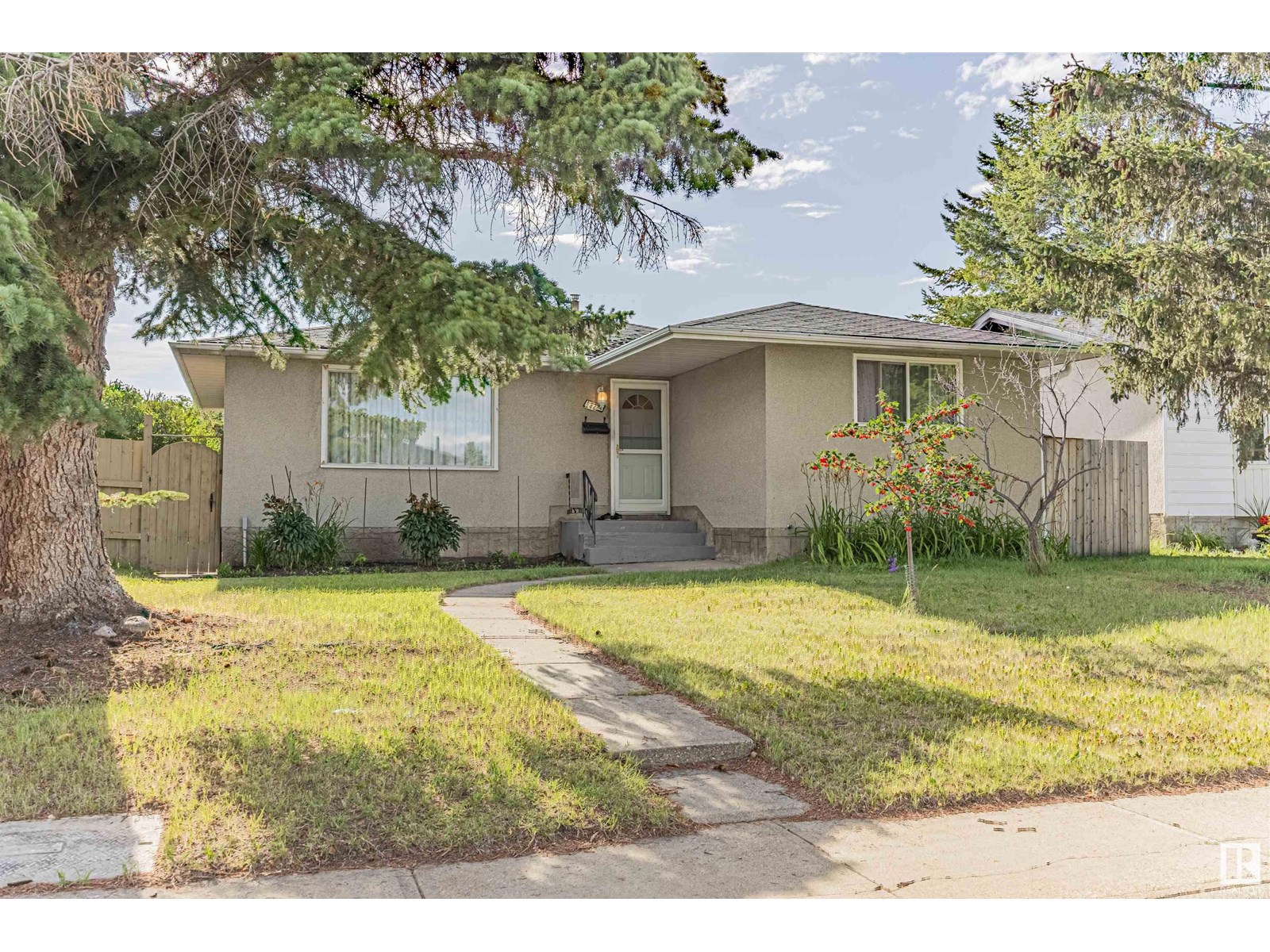 Photo 1 of 14424 65 St Nw, Edmonton AB